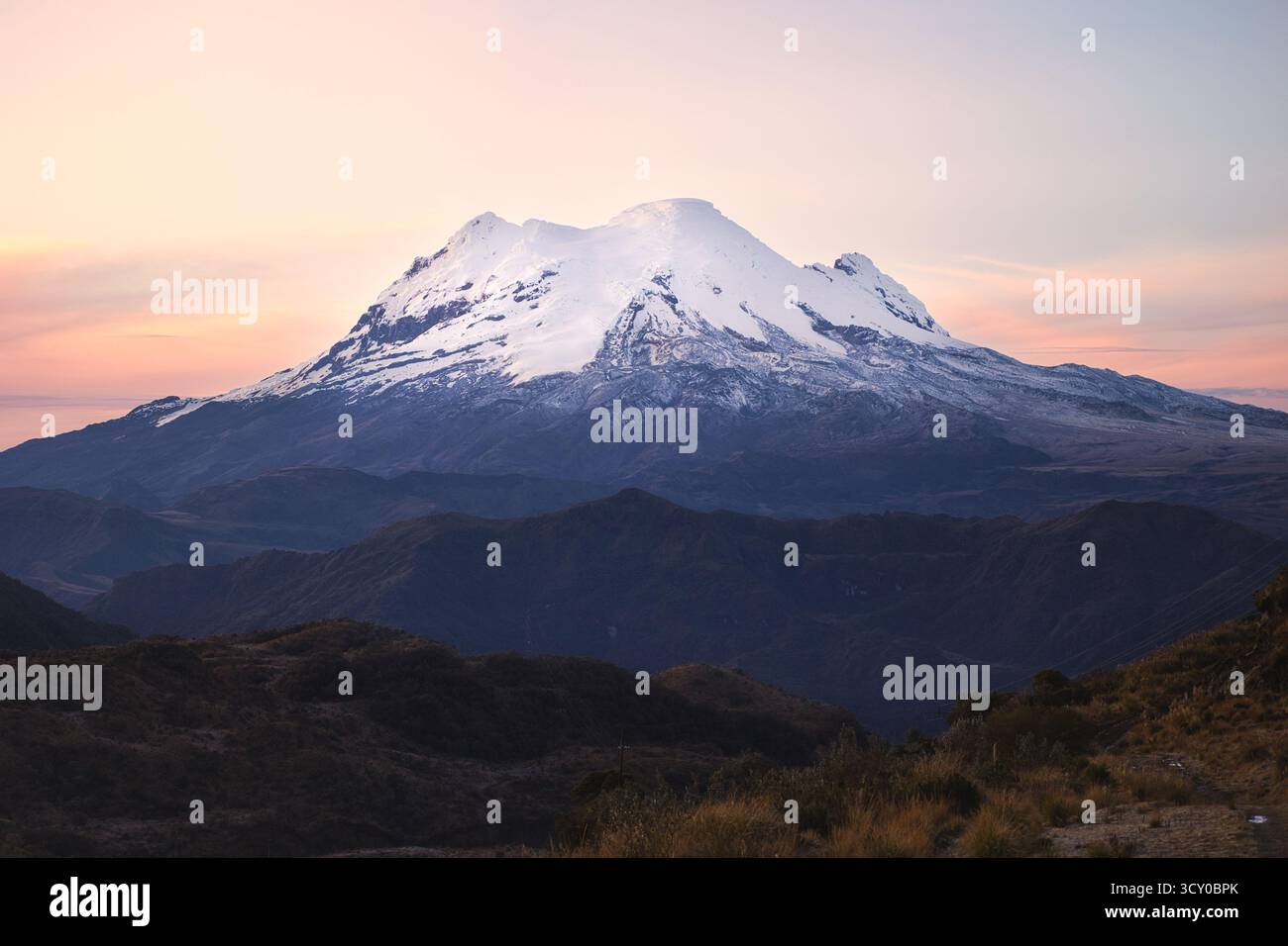 Schneebedeckter Vulkan Antisana bei Sonnenaufgang, Blick von den hohen Anden Ecuadors im Cayambe-Coca Nationalpark Stockfoto