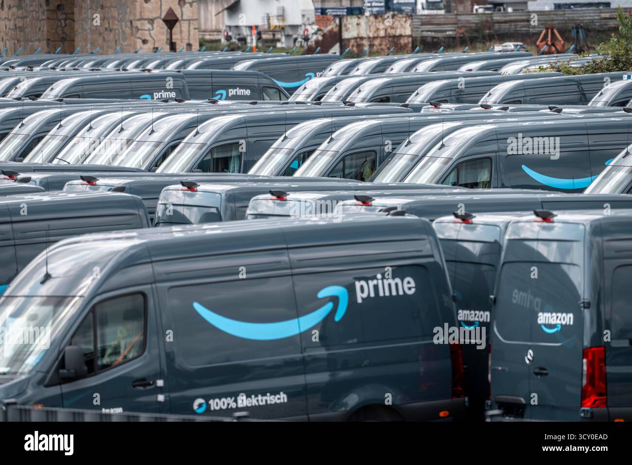 Neue Lieferfahrzeuge für den Online-Händler Amazon Prime mit Elektroantrieb warten auf die Auslieferung im Inlandshafen Duisburg, duisport, Nordrhein-West Stockfoto