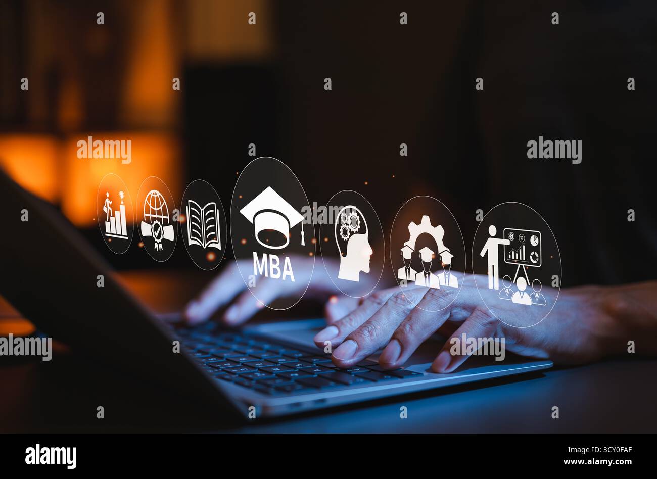 MBA-Programm-Konzept. Master of Business Administration. Geschäftsmann, der ein Notebook mit MBA-Text und Graduierung-Cap-Symbol verwendet, pädagogisch und professionell Stockfoto