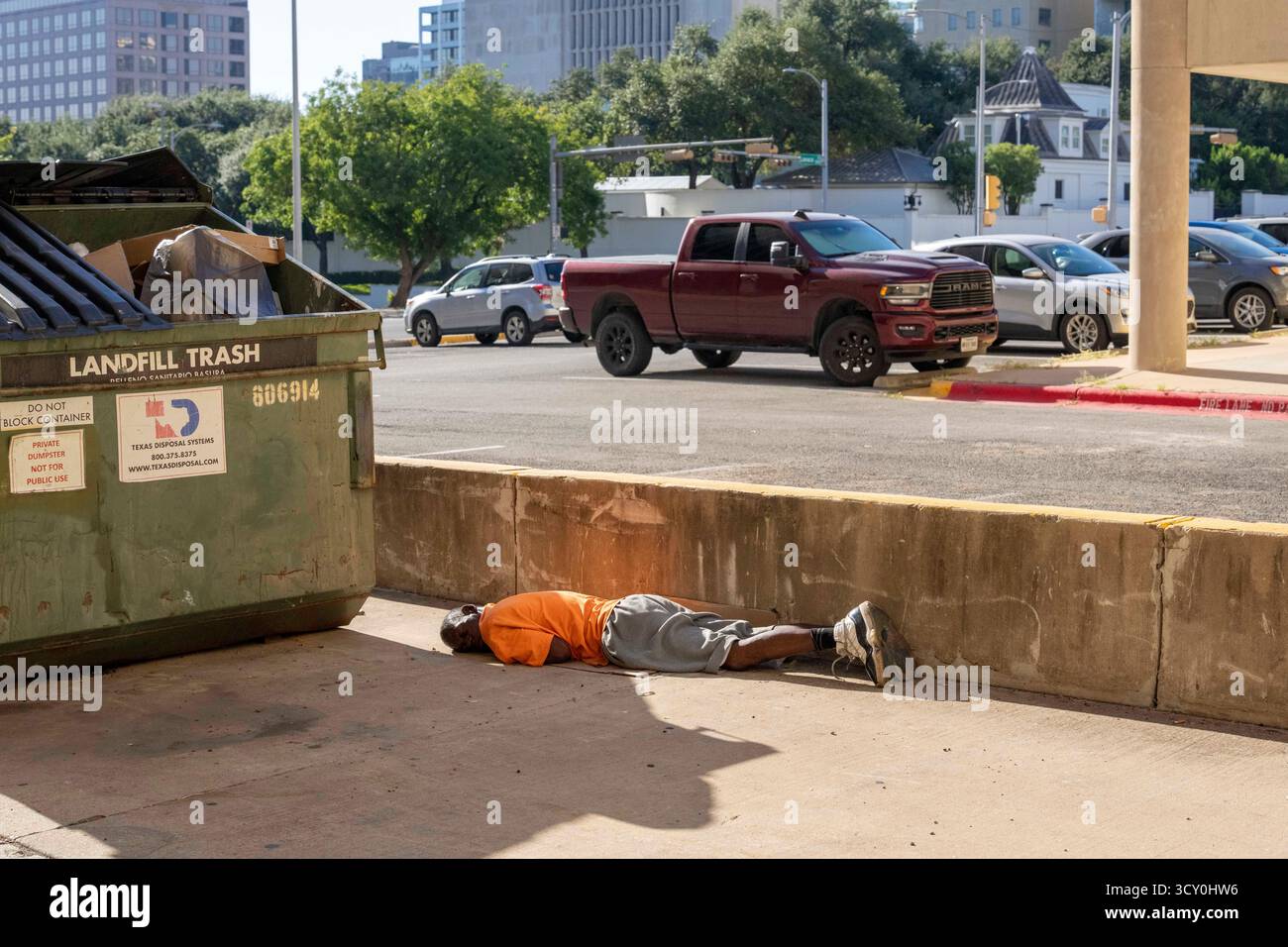 Austin, Tx, USA. Oktober 2025. Ein Obdachloser erscheint am 11. Oktober 2025 schlafend in einer Gasse, nur einen Steinwurf vom Texas Governor's Mansion entfernt. Die Führer Austin versuchen weiterhin, neue Lösungen für die Hilfe der obdachlosen Bevölkerung zu finden, die täglich Schwierigkeiten hat, Unterkunft, Nahrung und Kleidung in Austin's urbanem Zentrum zu finden. (Kreditbild: © Bob Daemmrich/ZUMA Press Wire) NUR REDAKTIONELLE VERWENDUNG! Nicht für kommerzielle ZWECKE! Stockfoto