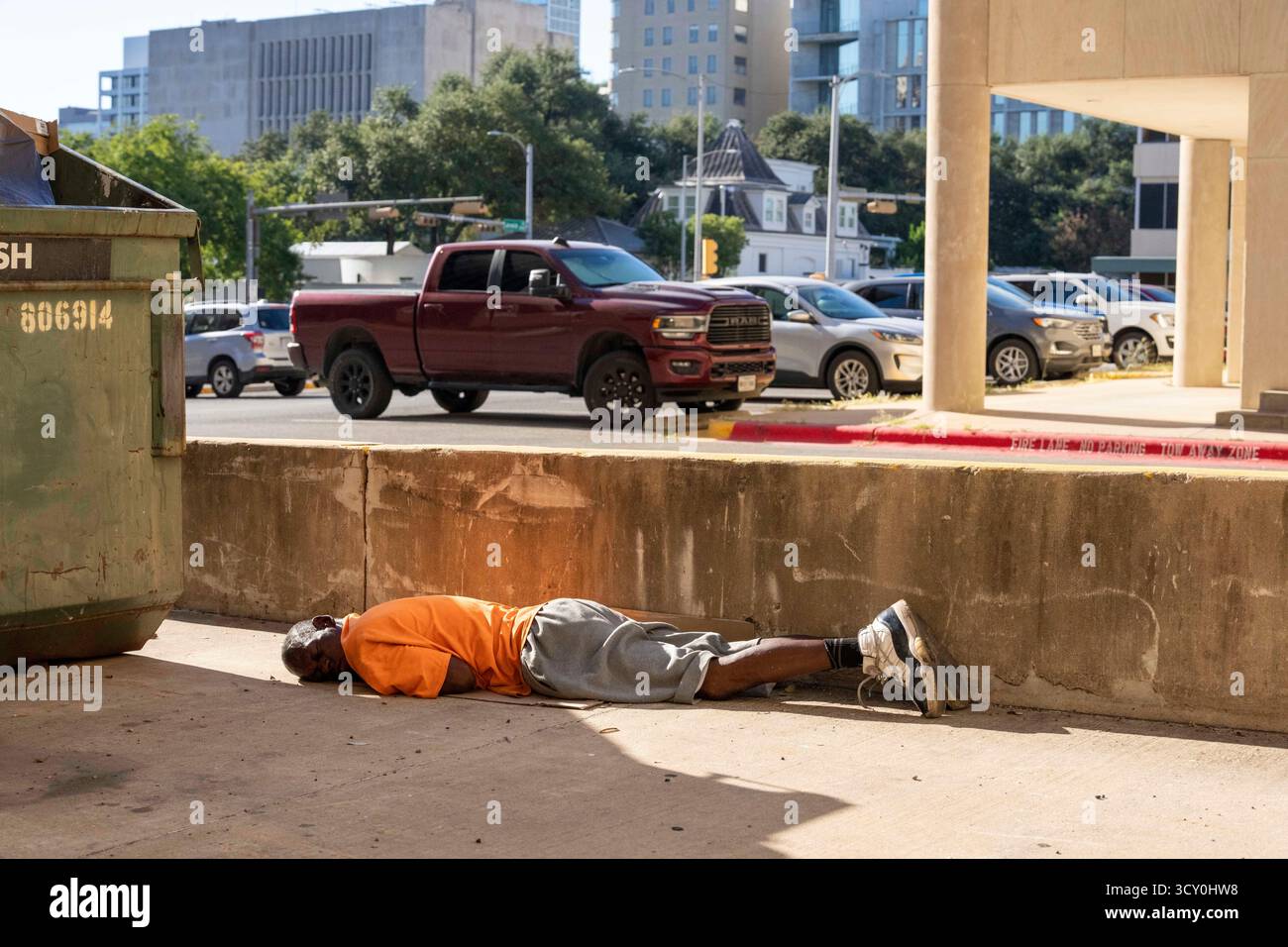 Austin, Tx, USA. Oktober 2025. Ein Obdachloser erscheint am 11. Oktober 2025 schlafend in einer Gasse, nur einen Steinwurf vom Texas Governor's Mansion entfernt. Die Führer Austin versuchen weiterhin, neue Lösungen für die Hilfe der obdachlosen Bevölkerung zu finden, die täglich Schwierigkeiten hat, Unterkunft, Nahrung und Kleidung in Austin's urbanem Zentrum zu finden. (Kreditbild: © Bob Daemmrich/ZUMA Press Wire) NUR REDAKTIONELLE VERWENDUNG! Nicht für kommerzielle ZWECKE! Stockfoto