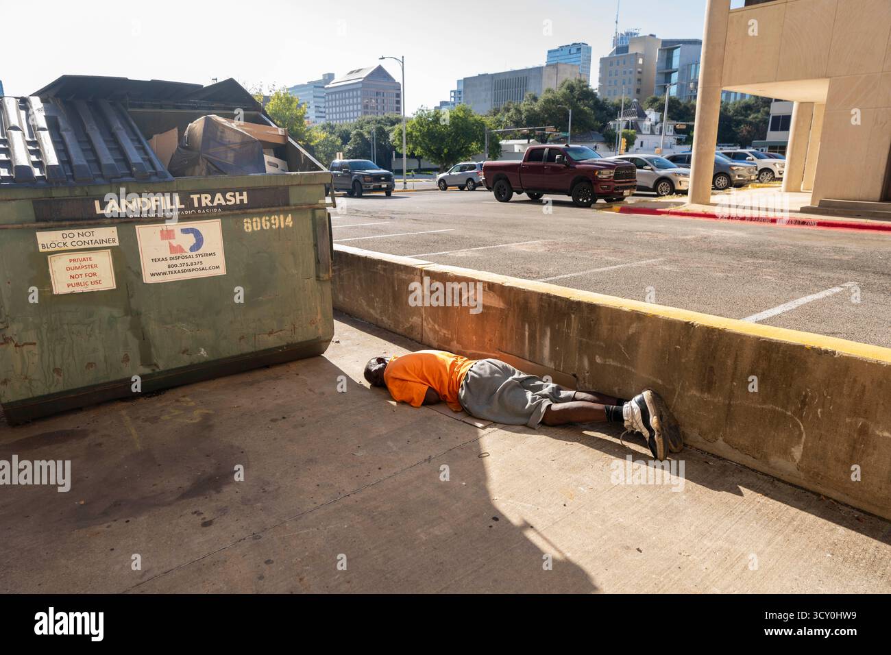 Austin, Tx, USA. Oktober 2025. Ein Obdachloser erscheint am 11. Oktober 2025 schlafend in einer Gasse, nur einen Steinwurf vom Texas Governor's Mansion entfernt. Die Führer Austin versuchen weiterhin, neue Lösungen für die Hilfe der obdachlosen Bevölkerung zu finden, die täglich Schwierigkeiten hat, Unterkunft, Nahrung und Kleidung in Austin's urbanem Zentrum zu finden. (Kreditbild: © Bob Daemmrich/ZUMA Press Wire) NUR REDAKTIONELLE VERWENDUNG! Nicht für kommerzielle ZWECKE! Stockfoto