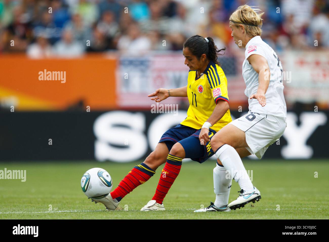 SINSHEIM, DEUTSCHLAND - 2. JULI: Liana Salazar aus Kolumbien (11) tritt den Ball, als Lori Lindsey aus den Vereinigten Staaten (16) während eines Spiels der FIFA Frauen-Weltmeisterschaft Gruppe C am 2. Juli 2011 in der Rhein-Neckar-Arena in Sinsheim verteidigt. Nur redaktionelle Verwendung. Kommerzielle Nutzung verboten. (Foto: Jonathan Paul Larsen / Diadem Images) Stockfoto