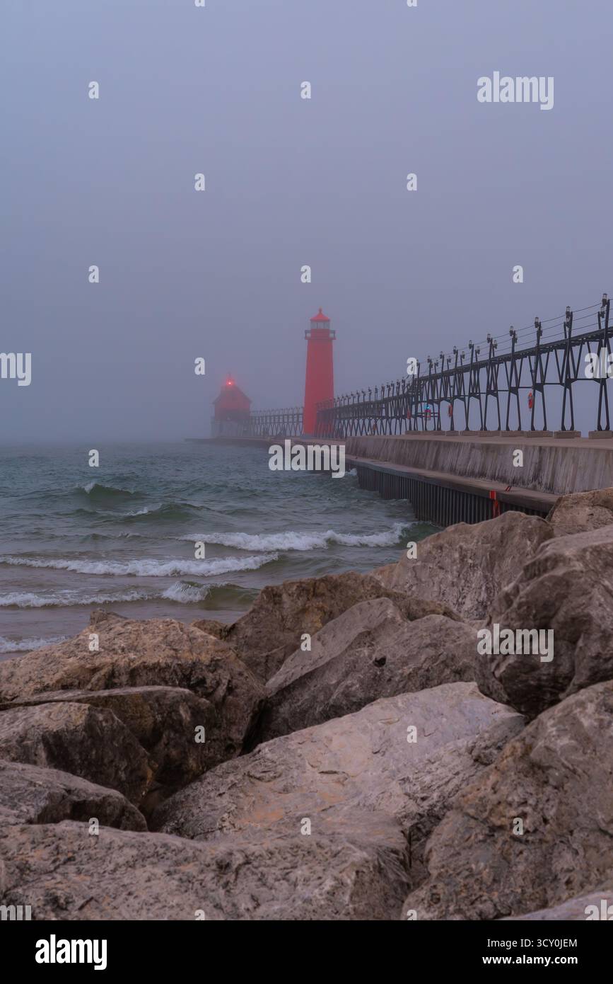 Nebeliger Morgen am Grand Haven Pier in Grand Haven, Michigan, USA. Stockfoto