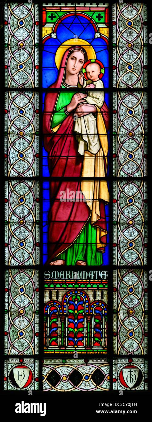 Die Jungfrau Maria mit dem Jesuskind. Buntglasfenster in der Kirche Saint-Germain-des-Prés in Paris, Frankreich. Stockfoto