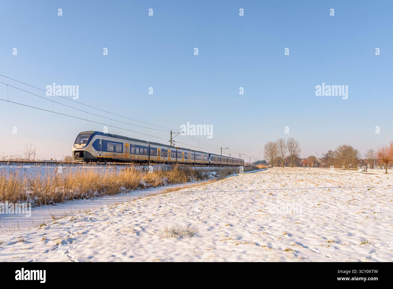 Ein NS-Sprinter in der Schneelandschaft im Groene Hart zwischen Alphen aan den Rijn und Leiden, nahe Hazerswoude Stockfoto