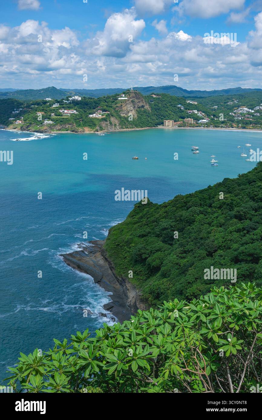 San Juan del Sur, Nicaragua - 15. Oktober 2025: Blick auf die Bucht von San Juan del Sur, Nicaragua. Stockfoto