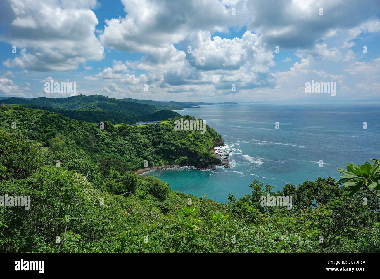 San Juan del Sur, Nicaragua - 15. Oktober 2025: Blick auf die Küste in San Juan del Sur, Nicaragua. Stockfoto