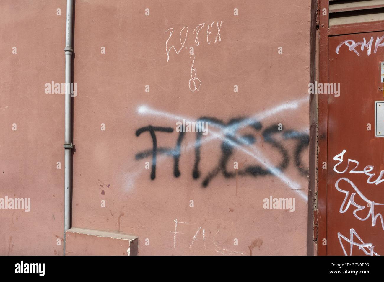Politisches Graffiti an einer Mauer in Budapest mit durchgestrichenem „Fidesz“-Text, der städtische Ausdrucksformen politischer Dissens widerspiegelt. Stockfoto