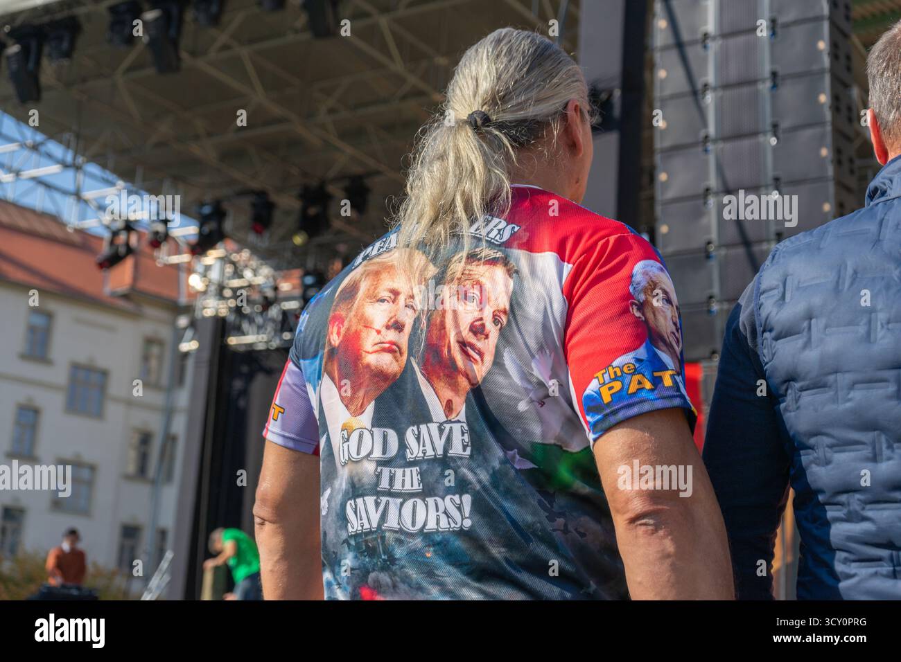 Ein Fidesz-Unterstützer, der am 23. Oktober 2024 in Budapest ein T-Shirt mit dem Titel „God Save the Saviors“ trägt. Stockfoto