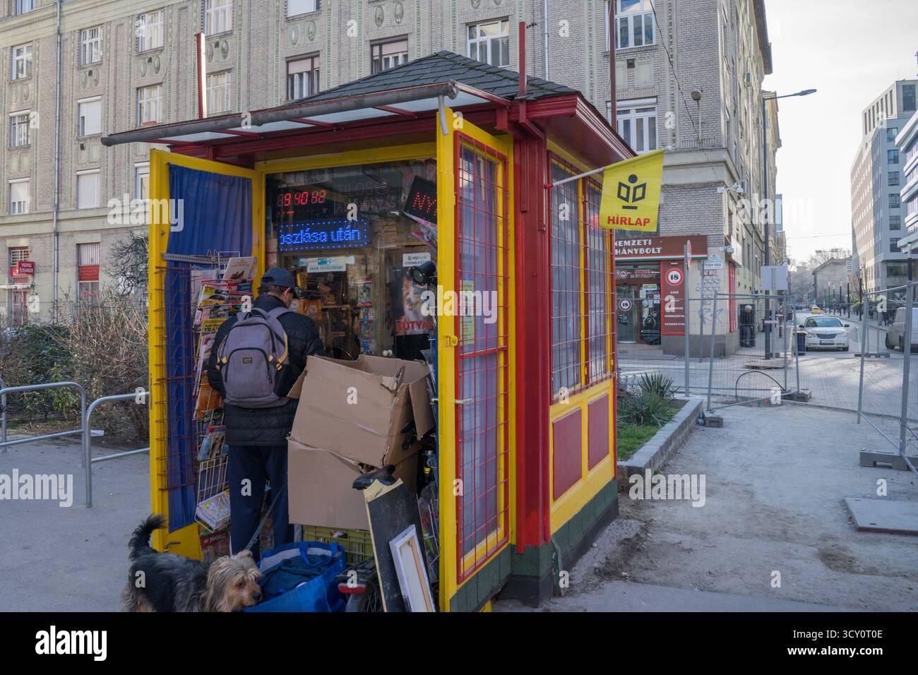 Traditioneller Zeitungskiosk in Budapest, der Printmedien verkauft, spiegelt das Fortbestehen der ungarischen Presskultur im digitalen Wandel wider. Stockfoto