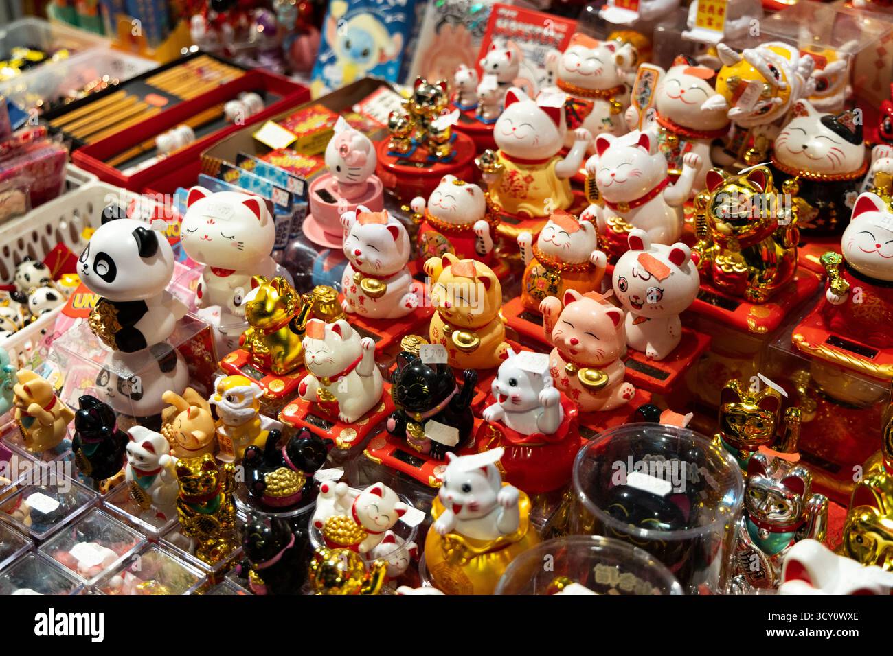 Maneki-neko Figuren (Glückskatze) in einem Souvenirladen in Chinatown, London, England Stockfoto