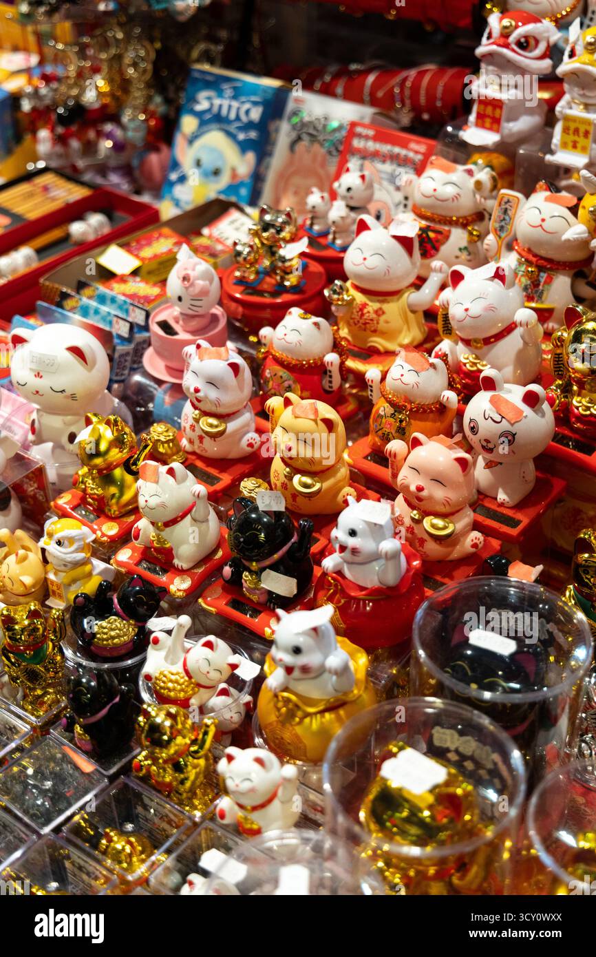 Maneki-neko Figuren (Glückskatze) in einem Souvenirladen in Chinatown, London, England Stockfoto