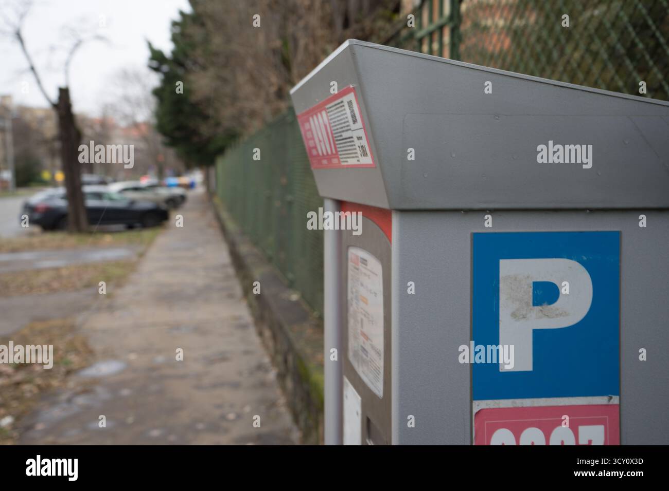 Parkuhr an einer Budapest Straße. Stockfoto