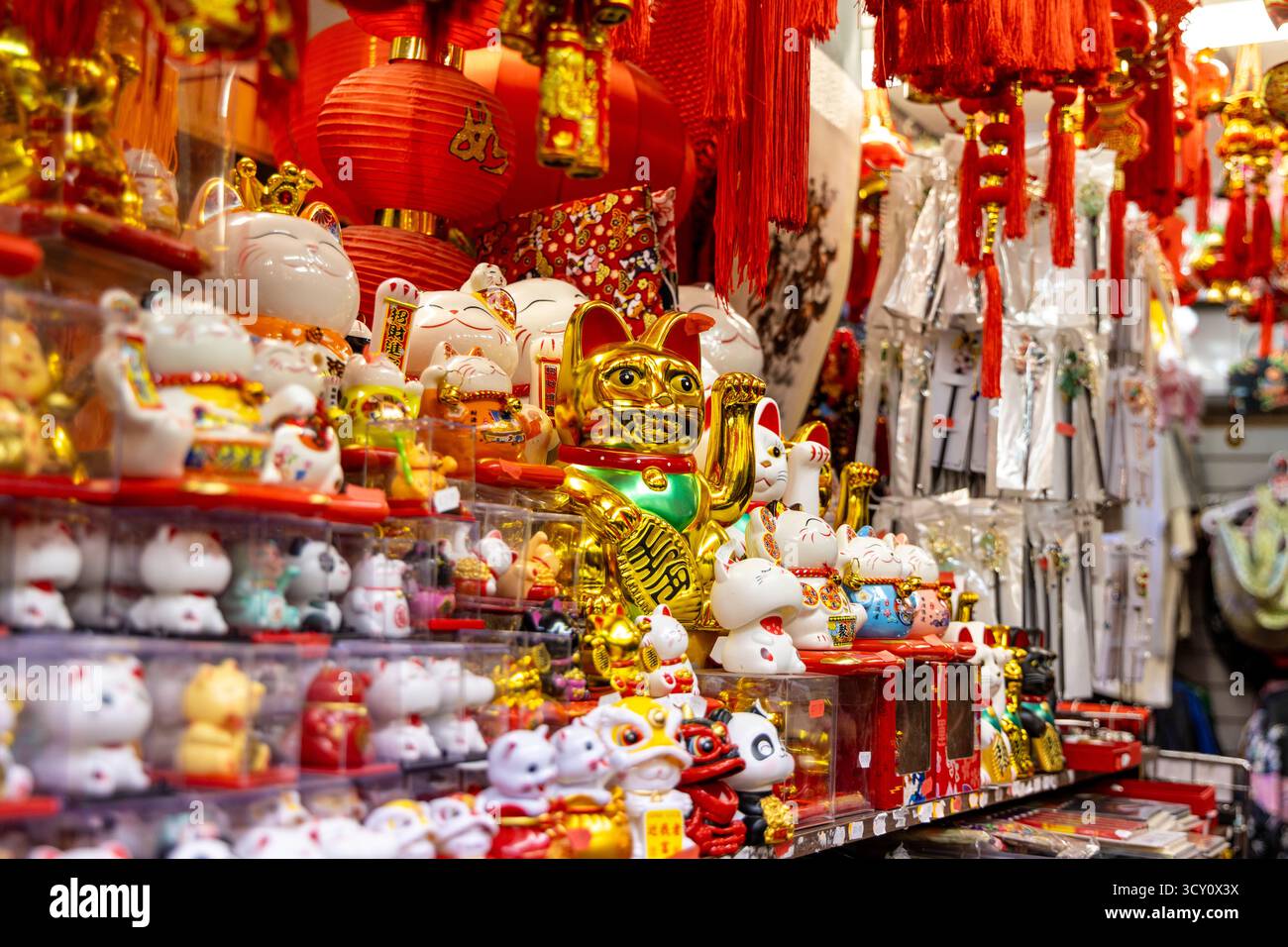 Maneki-neko Figuren (Glückskatze) in einem Souvenirladen in Chinatown, London, England Stockfoto