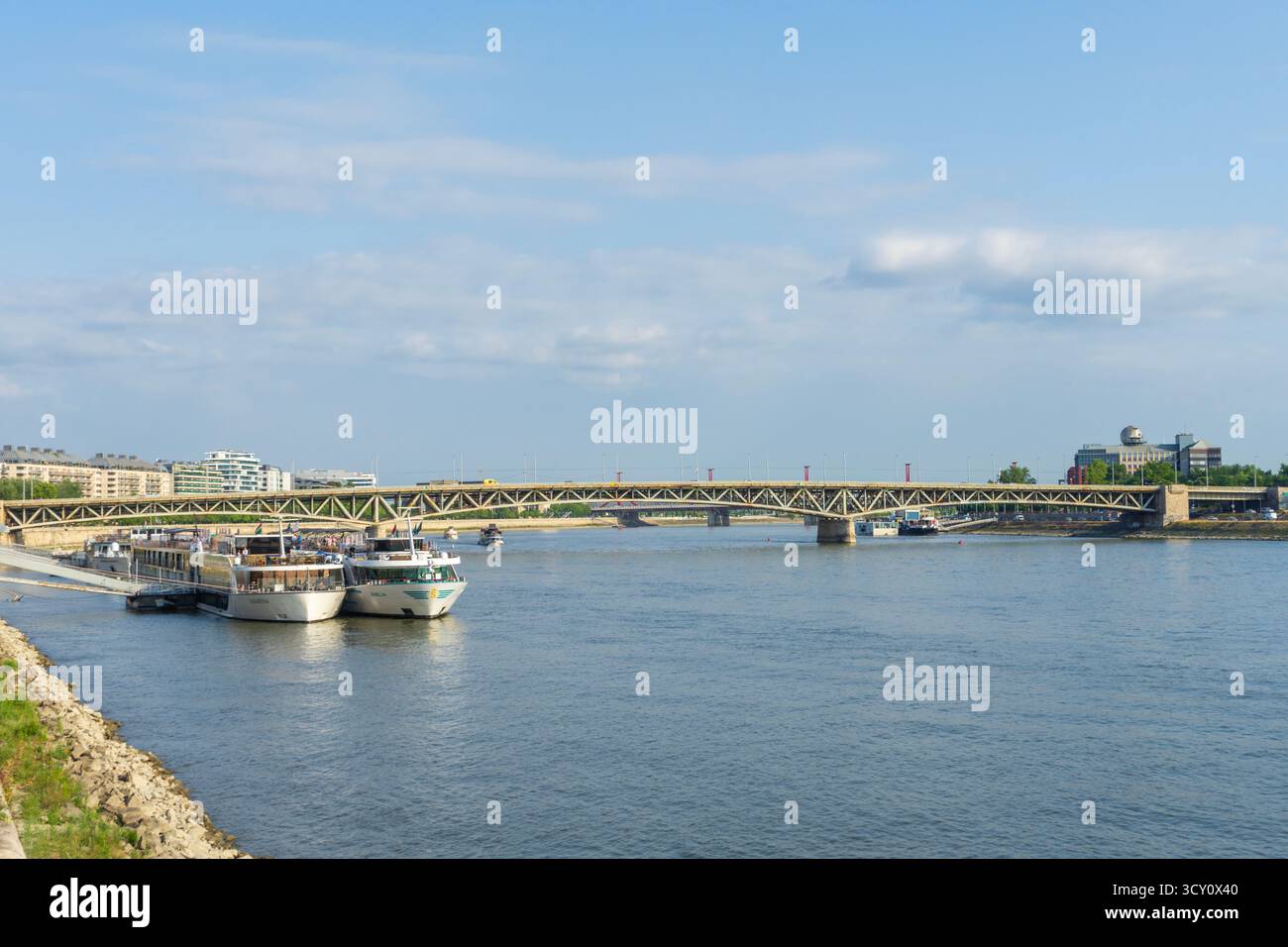 Blick auf die Petőfi-Brücke über die Donau in Budapest, Ungarn, die Buda und Pest mit dem Stadtverkehr und dem Flussverkehr verbindet. Stockfoto