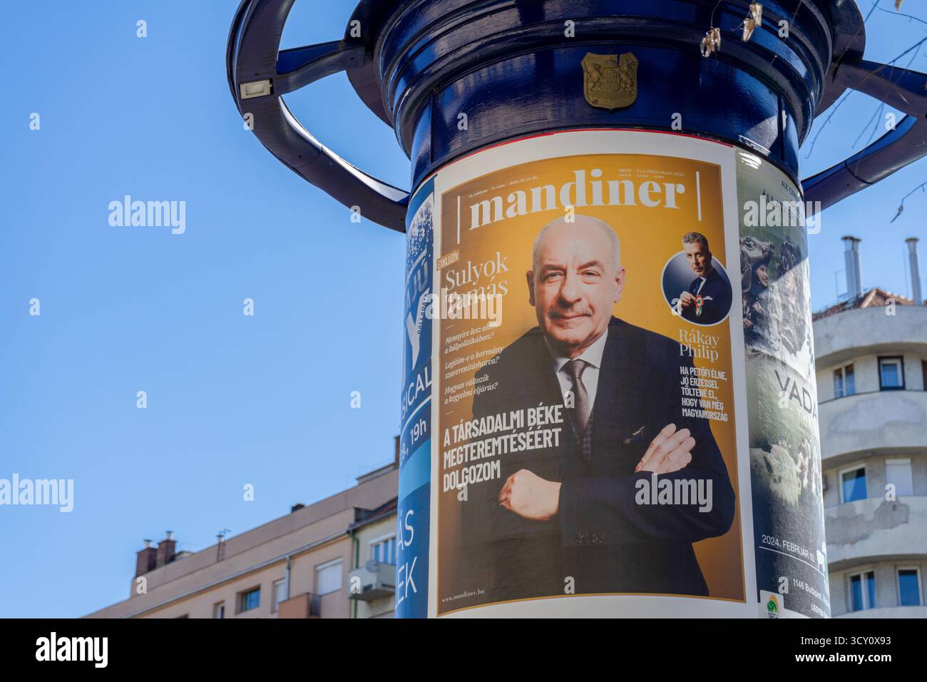 Titelblatt von Mandiner mit Tamás Sulyok, das die politische Medienlandschaft Ungarns und die regierungsorientierte Presse widerspiegelt. Stockfoto