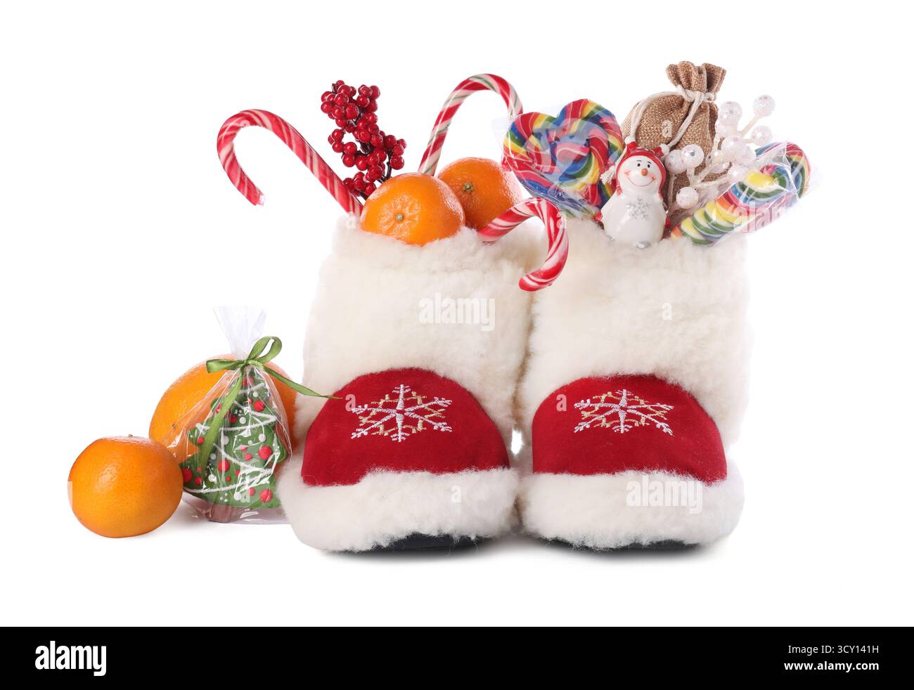 St. Nikolaus Tag. Stiefel mit Leckereien und festliche Einrichtung in weiß Stockfoto