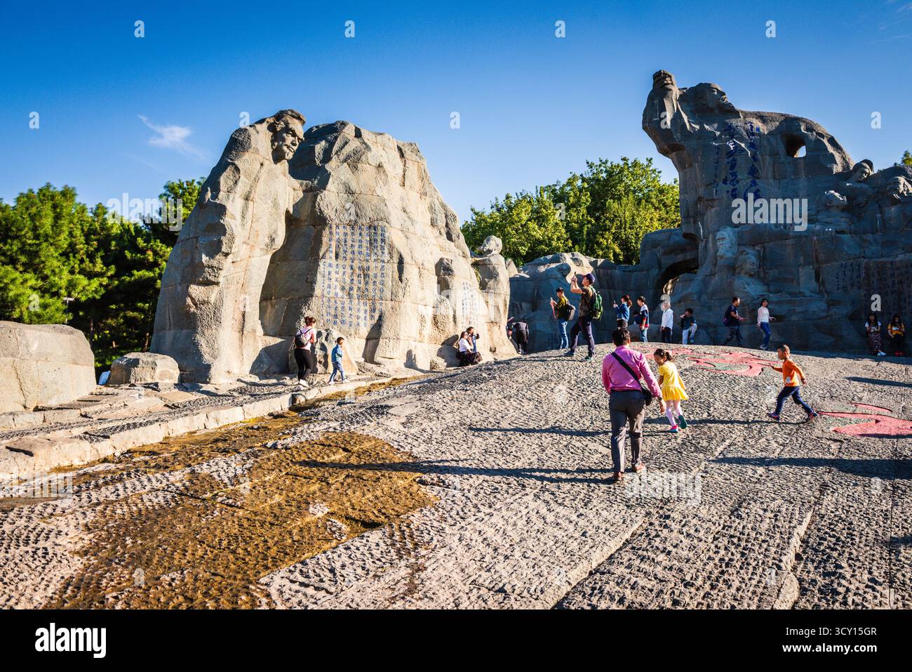 Xian, China - 1. Oktober 2018: Touristen erkunden den Steingarten im Tang Paradise, einem kulturellen Freizeitpark. Stockfoto