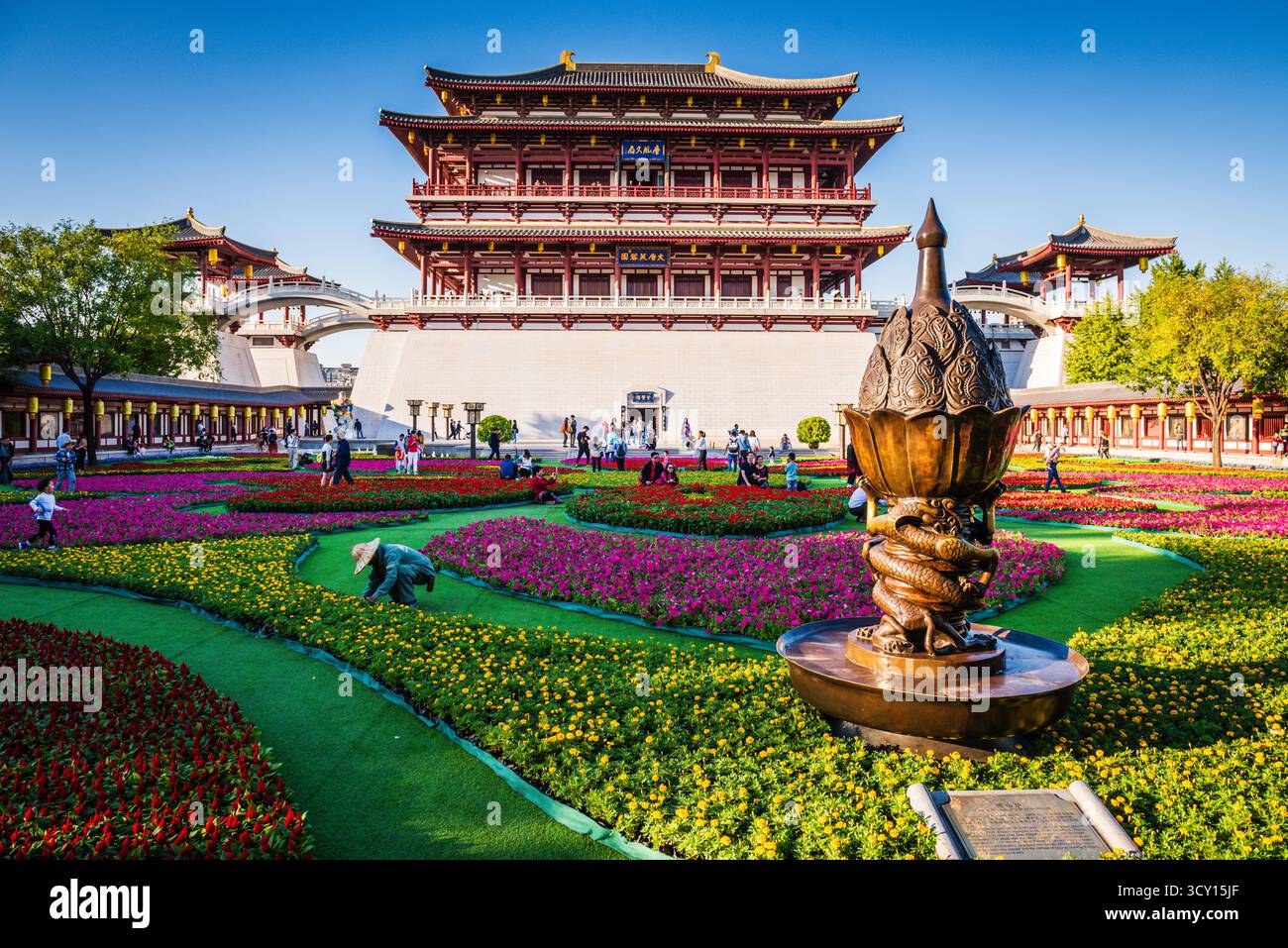 Xian, China - 1. Oktober 2018: Ein farbenfroher Garten umgeben Ziyun, der Purple Cloud Tower, im Tang Paradise, einem kulturellen Freizeitpark. Stockfoto
