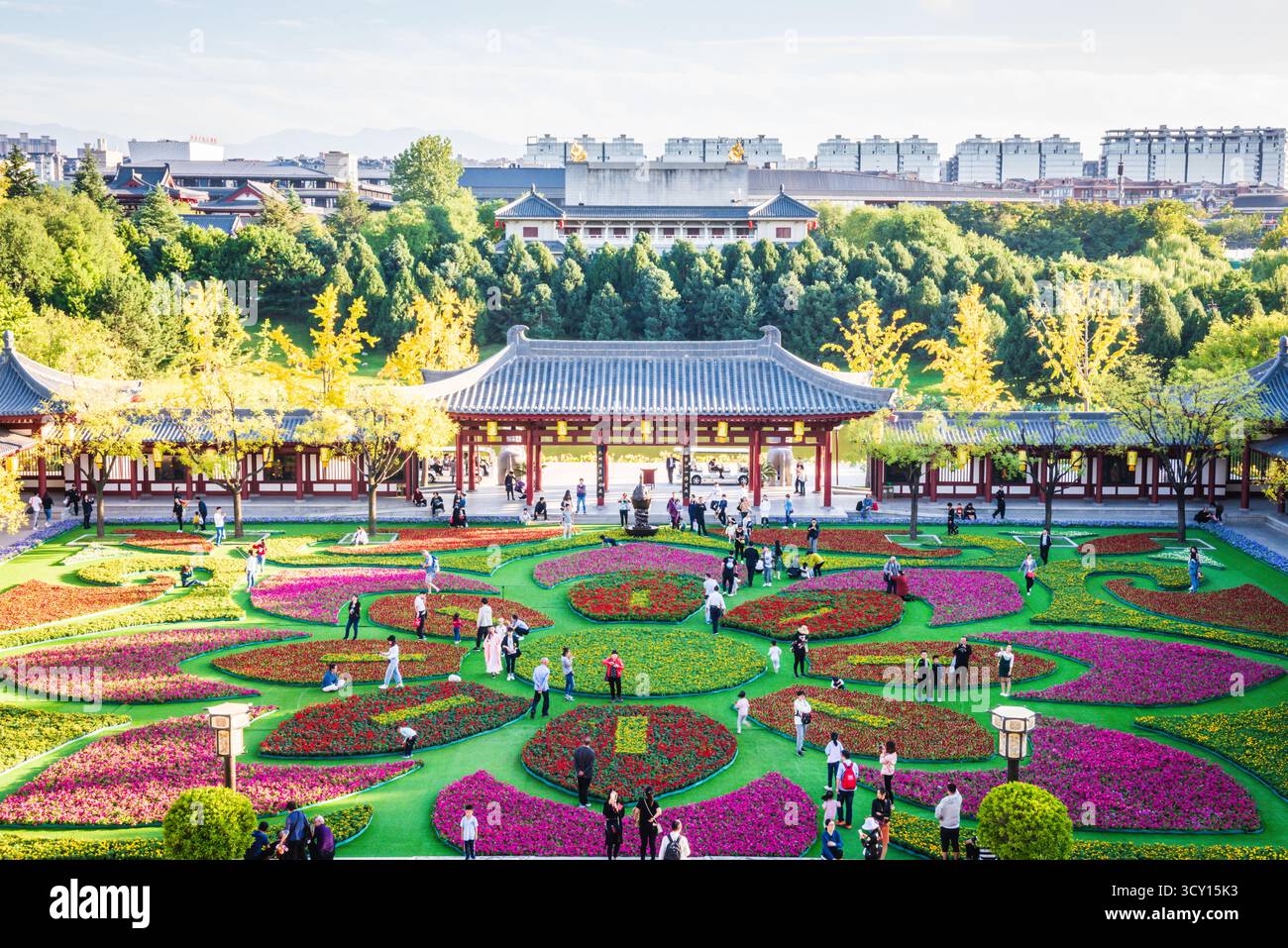 Xian, China - 1. Oktober 2018: Ein farbenfroher Garten umgeben Ziyun, der Purple Cloud Tower, im Tang Paradise, einem kulturellen Freizeitpark. Stockfoto