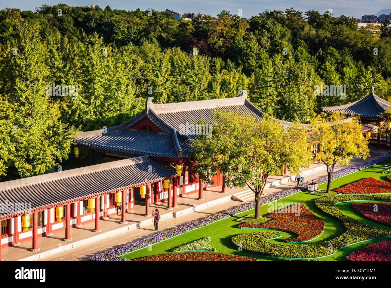 Xian, China - 1. Oktober 2018: Ein farbenfroher Garten umgeben Ziyun, der Purple Cloud Tower, im Tang Paradise, einem kulturellen Freizeitpark. Stockfoto