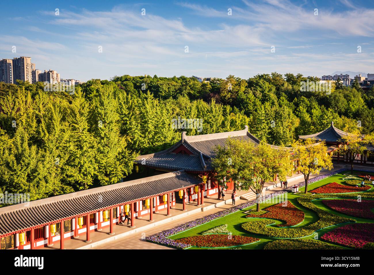 Xian, China - 1. Oktober 2018: Ein farbenfroher Garten umgeben Ziyun, der Purple Cloud Tower, im Tang Paradise, einem kulturellen Freizeitpark. Stockfoto
