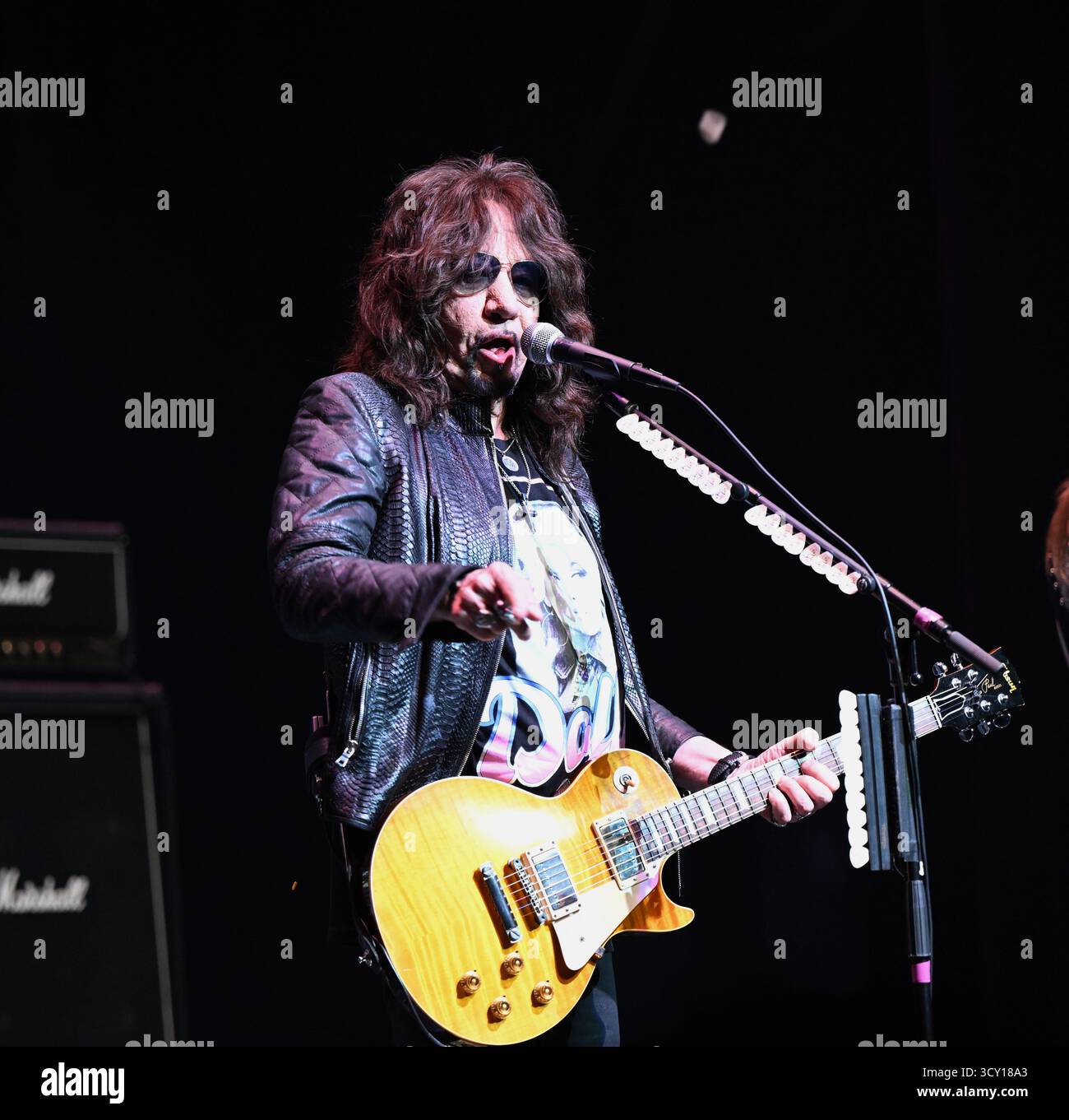 Am 16. Oktober 2025 starb der US-amerikanische Musiker, Leadgitarrist und Gründungsmitglied der Glam-Rock-Band Kiss, die das Publikum mit seinem raffinierten Make-up und seiner rauchgefüllten Gitarre in ihren Bann zog, am Donnerstag um 74 Uhr. Frehley starb umgeben von einer Familie in Morristown, New Jersey, nach einem kürzlichen Sturz, so sein Agent. DATEIFOTO AUFGENOMMEN AM: 5. Juni 2025, Virginia Beach, Virginia, USA: ACE FREHLEY, ehemals Mitglied der Band KISS, unterhält die Leute im Sandler Center in Virginia Beach. (Kreditbild: © Jeff Moore/ZUMA Press Wire) NUR REDAKTIONELLE VERWENDUNG! Nicht für kommerzielle ZWECKE! Stockfoto