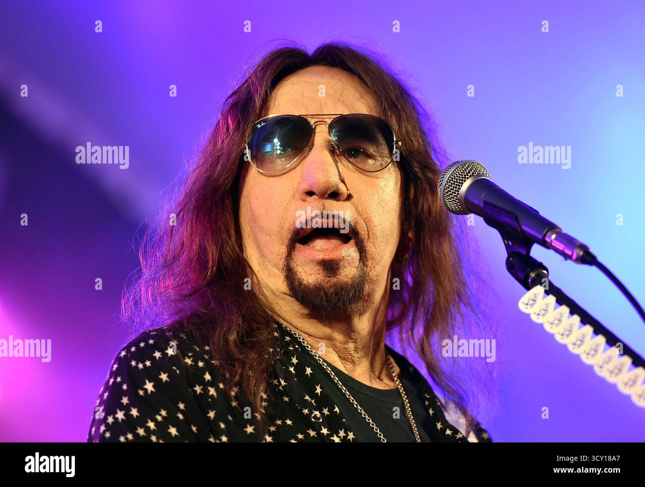 Am 16. Oktober 2025 starb der US-amerikanische Musiker, Leadgitarrist und Gründungsmitglied der Glam-Rock-Band Kiss, die das Publikum mit seinem raffinierten Make-up und seiner rauchgefüllten Gitarre in ihren Bann zog, am Donnerstag um 74 Uhr. Frehley starb umgeben von einer Familie in Morristown, New Jersey, nach einem kürzlichen Sturz, so sein Agent. DATEIFOTO, AUFGENOMMEN AM 16. August 2023, Virginia Beach, Virginia, USA: ACE FREHLEY, ehemals Mitglied der Band KISS, unterhält die Leute am 15. August 2023 im 17. Street Park an der Oceanfront in Virginia Beach, Virginia. Foto Â Jeff moore 2023 (Foto: © Jeff Moore/ZUMA Press Wire) EDITORIA Stockfoto