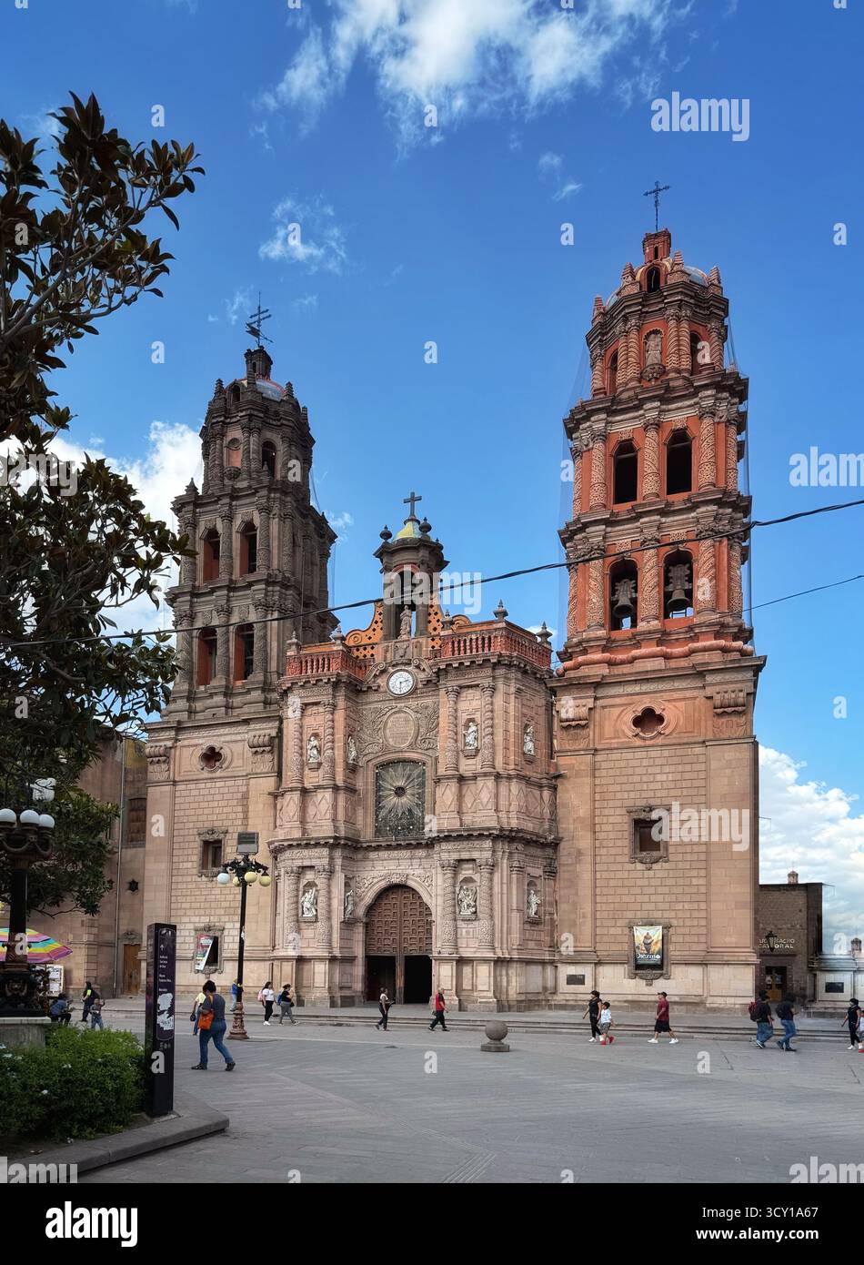 Historische Metropolitan Cathedral von San Luis Potosí, Mexiko mit komplizierter Fassade und zwei Glockentürmen auf einem belebten Stadtplatz - Smartphone-aufgenommenes Stockfoto