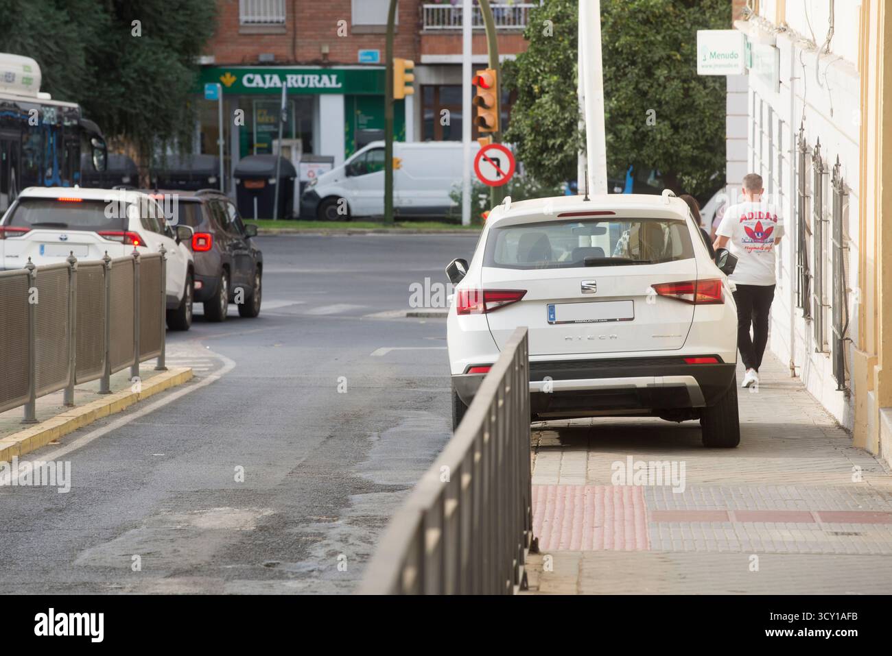 Ein Auto parkte schlecht auf dem Bürgersteig, was den Weg für Fußgänger einschränkt Stockfoto