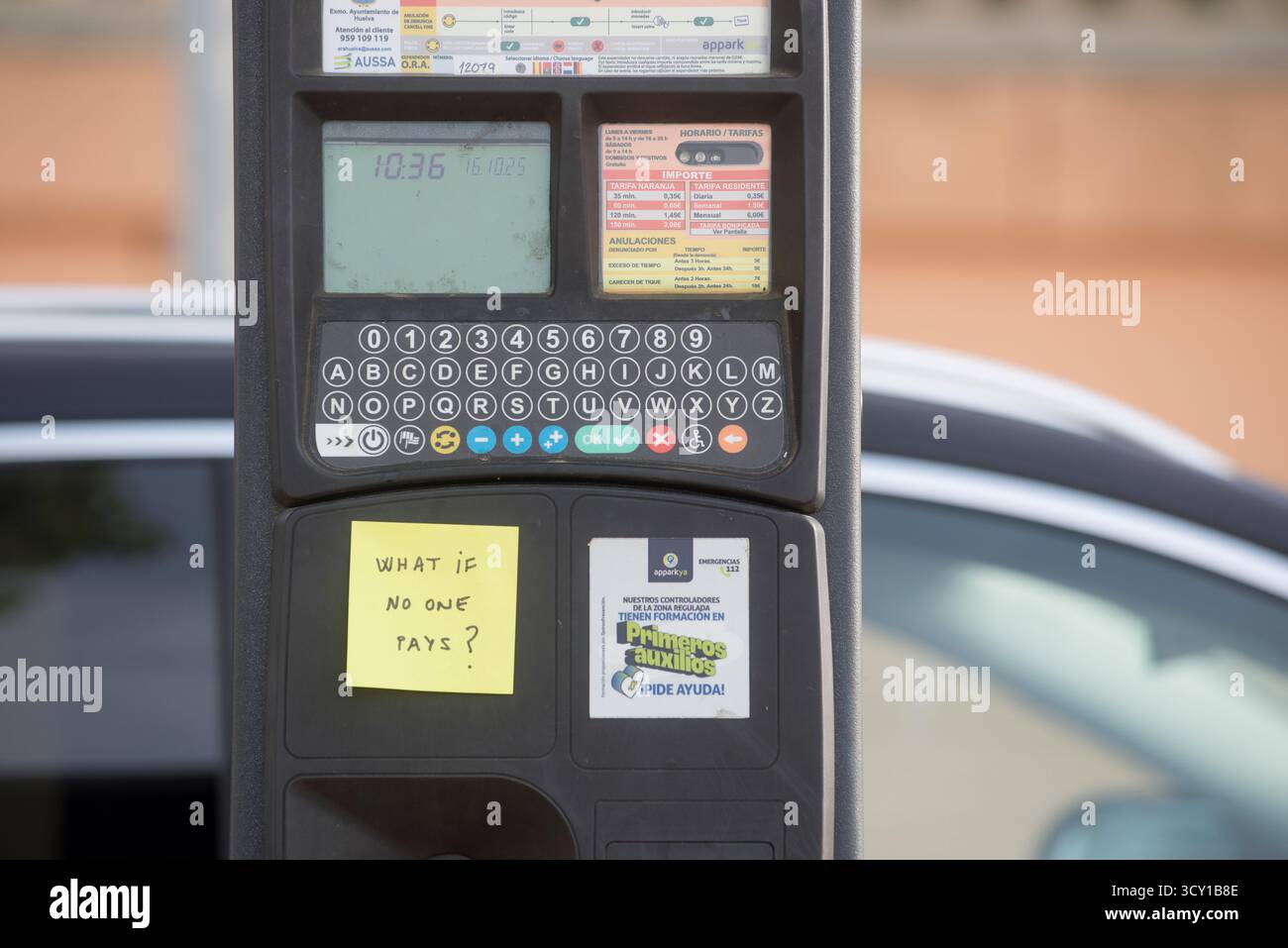 Ein Parkzähler in der Stadt Huelva mit einem Post-it, der besagt: Was passiert, wenn niemand für den Parkzähler oder die blaue Zone bezahlt? Stockfoto