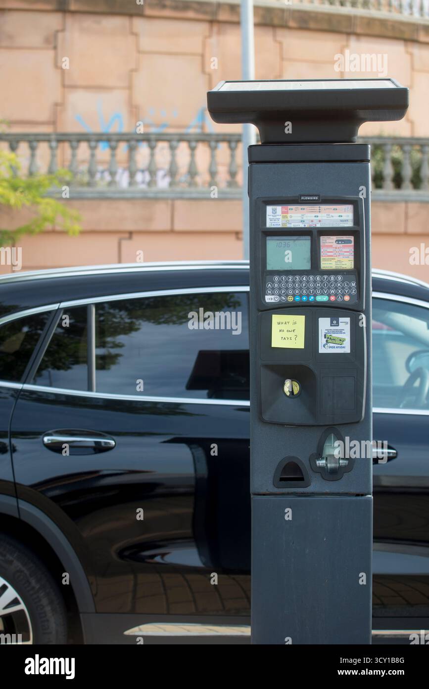 Ein Parkzähler in der Stadt Huelva mit einem Post-it, der besagt: Was passiert, wenn niemand für den Parkzähler oder die blaue Zone bezahlt? Stockfoto