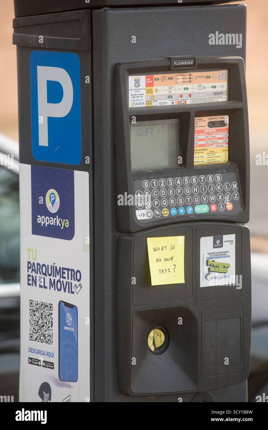 Ein Parkzähler in der Stadt Huelva mit einem Post-it, der besagt: Was passiert, wenn niemand für den Parkzähler oder die blaue Zone bezahlt? Stockfoto