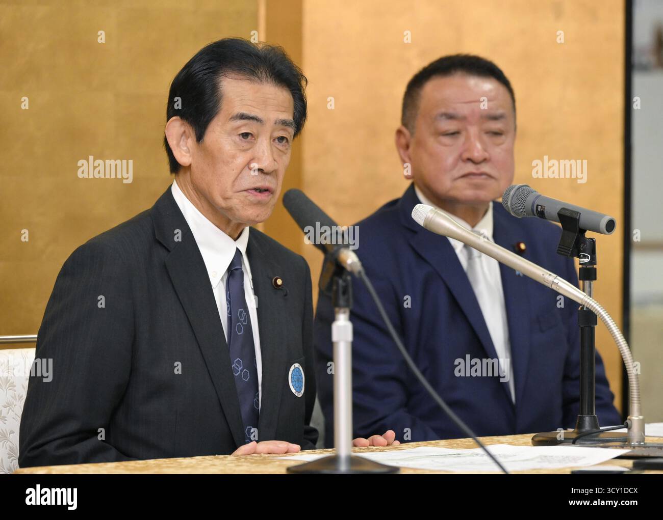Ichiro Aisawa (L), Leiter einer parteiübergreifenden Gruppe japanischer Gesetzgeber für den Besuch des Yasukuni-Schreins, spricht während einer Pressekonferenz nach dem Besuch der Gruppe am kriegsbedingten Shinto-Schrein in Tokio anlässlich des dreitägigen Herbstfestes des Schreins am 17. Oktober 2025. (Kyodo)==Kyodo Photo via Credit: Newscom/Alamy Live News Stockfoto