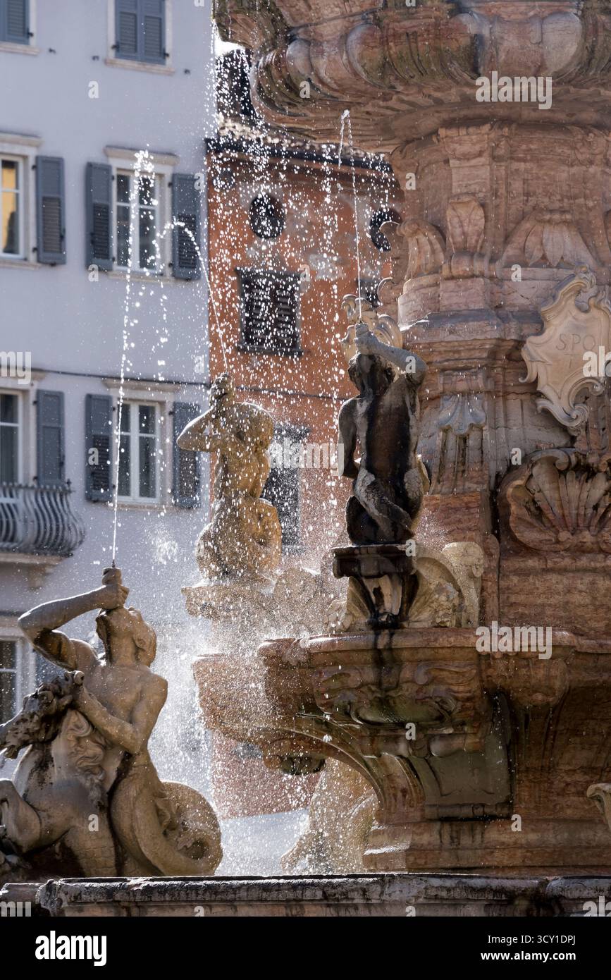 Pizza del Duomo und Neptuno-Brunnen. Trient, Italien Stockfoto