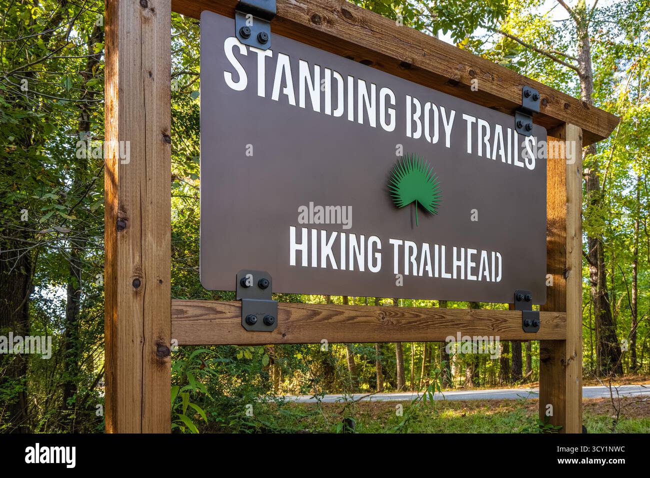Wegweiser für Standing Boy Trails, ein Trailsystem mit fast 30 km naturbelassenen Wanderwegen zum Wandern, Joggen und Radfahren in Columbus, GA. Stockfoto