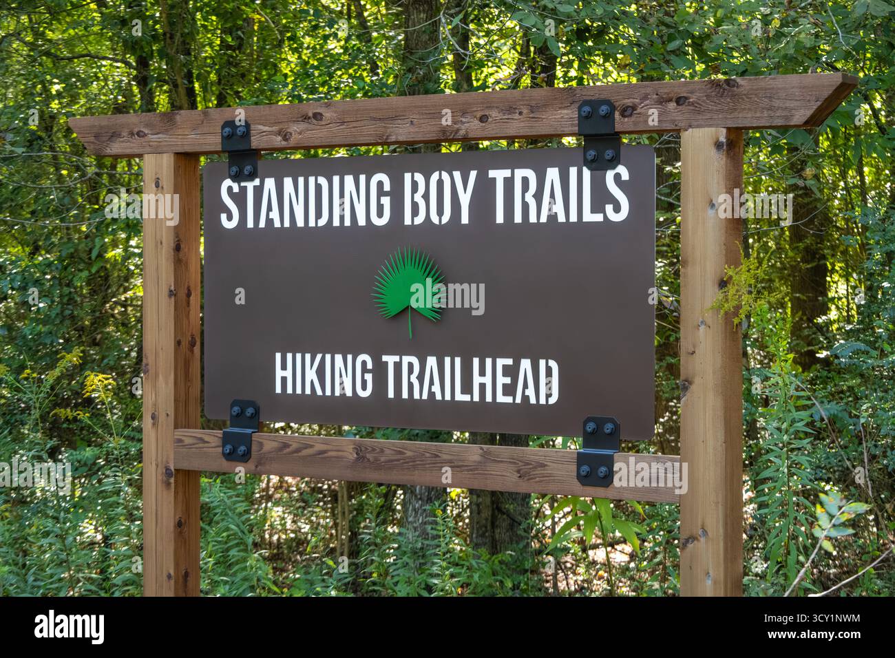 Wegweiser für Standing Boy Trails, ein Trailsystem mit fast 30 km naturbelassenen Wanderwegen zum Wandern, Joggen und Radfahren in Columbus, GA. Stockfoto