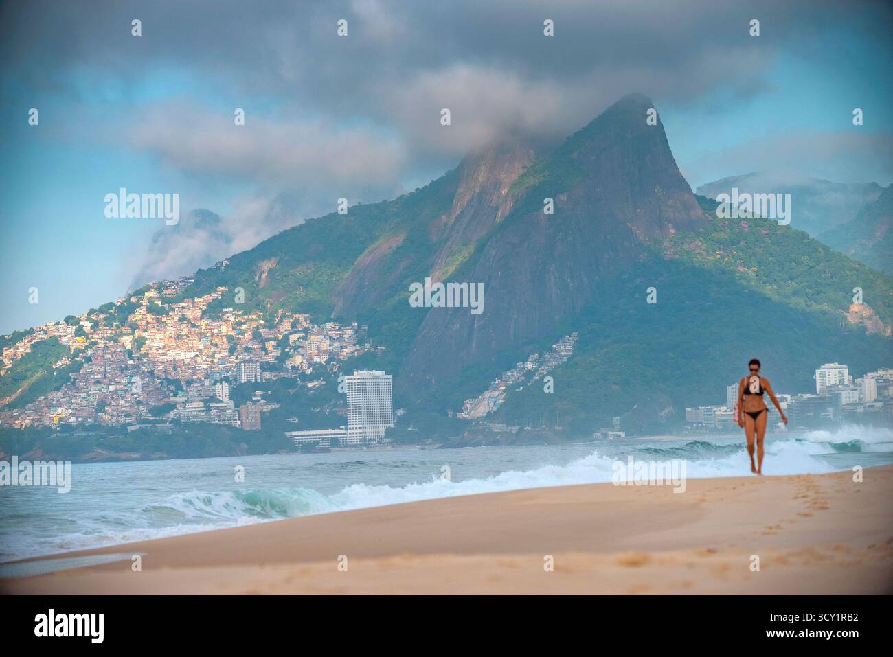 Frau am Strand in Rio de Janeiro, Brasilien Stockfoto