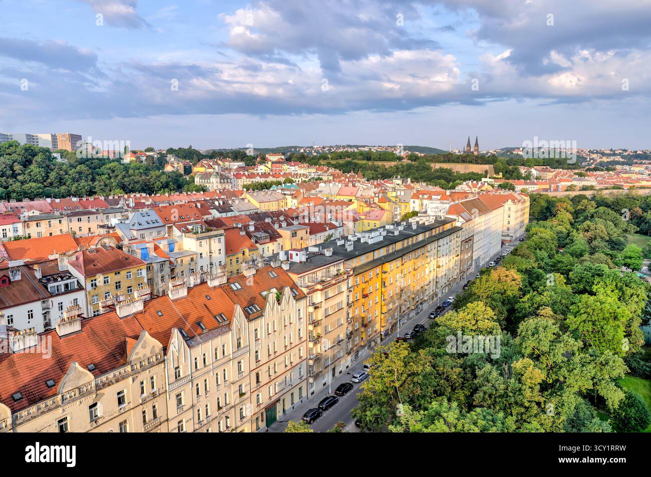 Blick über Prag von erhöhtem Verkehr und Fußgängerbrücke, die Bubeneč mit dem Dejvice Technologie- und Universitätsviertel verbindet. Stockfoto