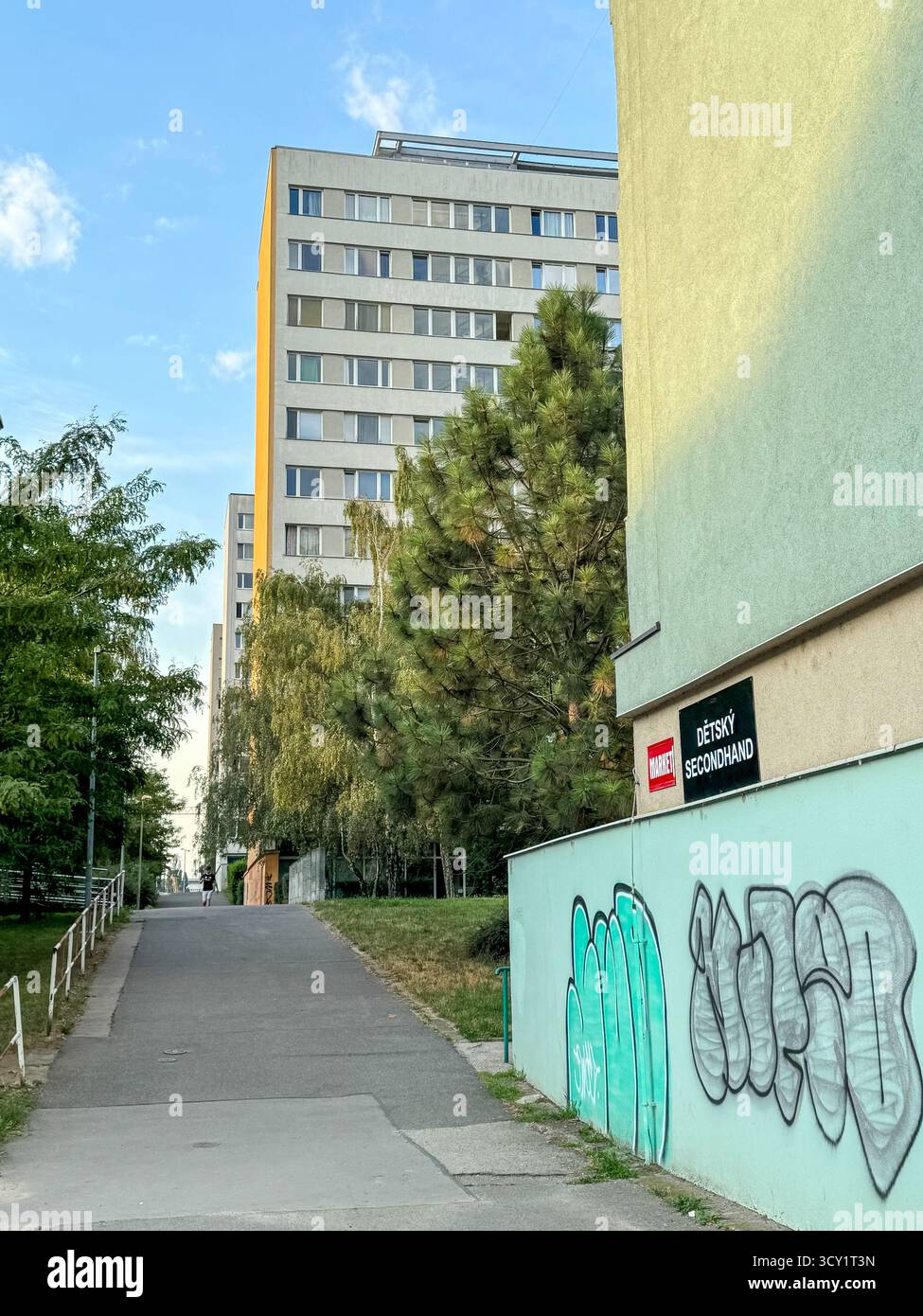 Apartmentblöcke aus der Sowjetzeit unter blauem Himmel in Prag, Tschechien, mit typisch kommunistischer Architektur. Stockfoto