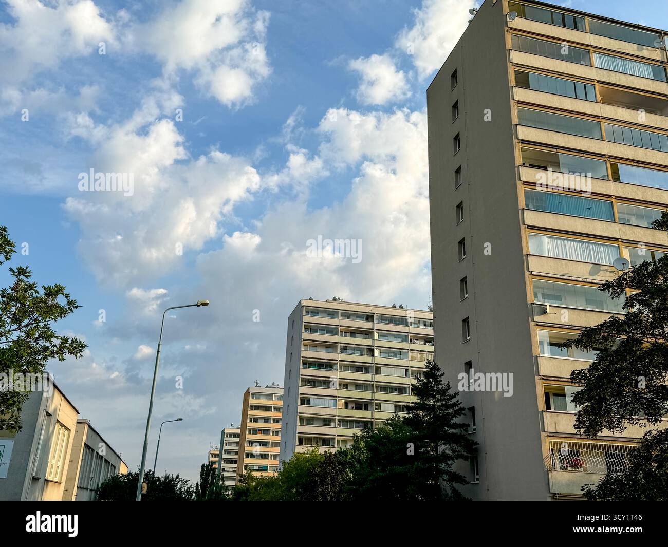 Apartmentblöcke aus der Sowjetzeit unter blauem Himmel in Prag, Tschechien, mit typisch kommunistischer Architektur. Stockfoto