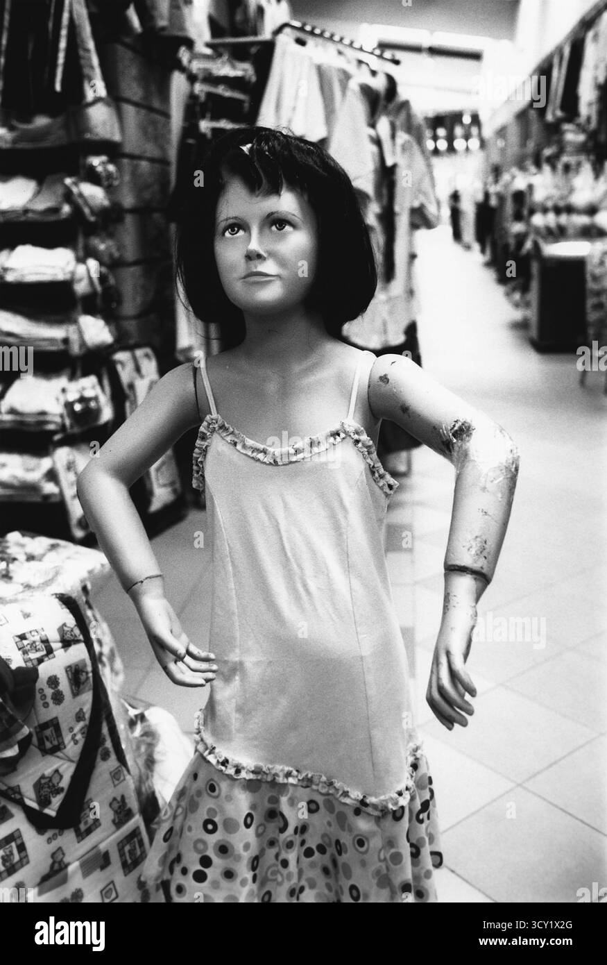 BIH, Bosnien, Brcko, 14.07.2005, Schaufensterpuppe in den Hallen des Duty-Free-Arizona-Market-Verkaufsgebiets östlich von Brcko, an der Grenze zu Kroatien und A Ser Stockfoto