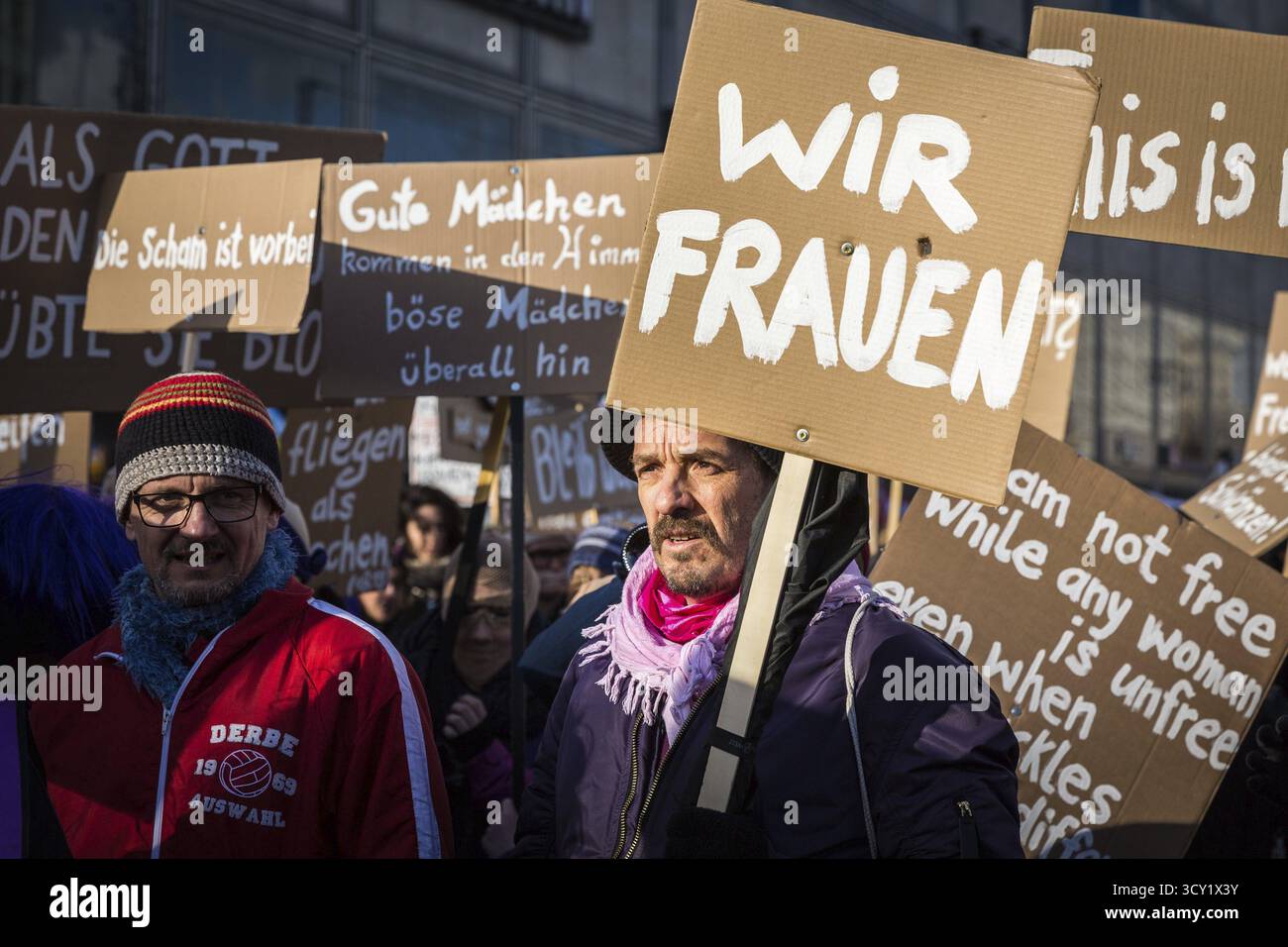 DEU Deutschland Berlin Demonstration am 8. März, dem ersten offiziellen Feiertag in Berlin, gegen Sexismus und Gleichberechtigung von Frauen Stockfoto