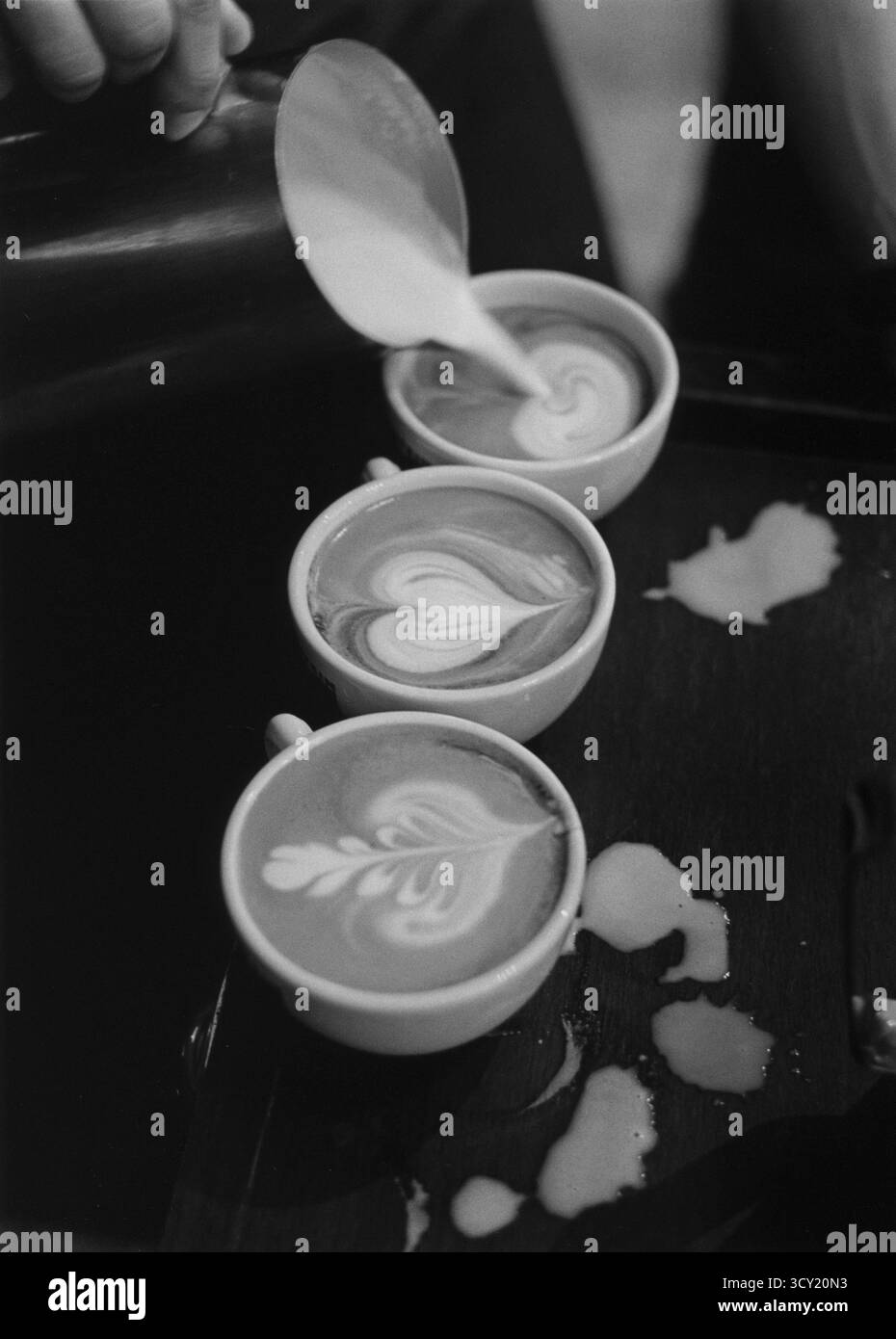 DEU, Deutschland, Berlin, 07.05.1999, Kaffeezubereitung im Cafe Einstein in der Friedrichsstraße Stockfoto