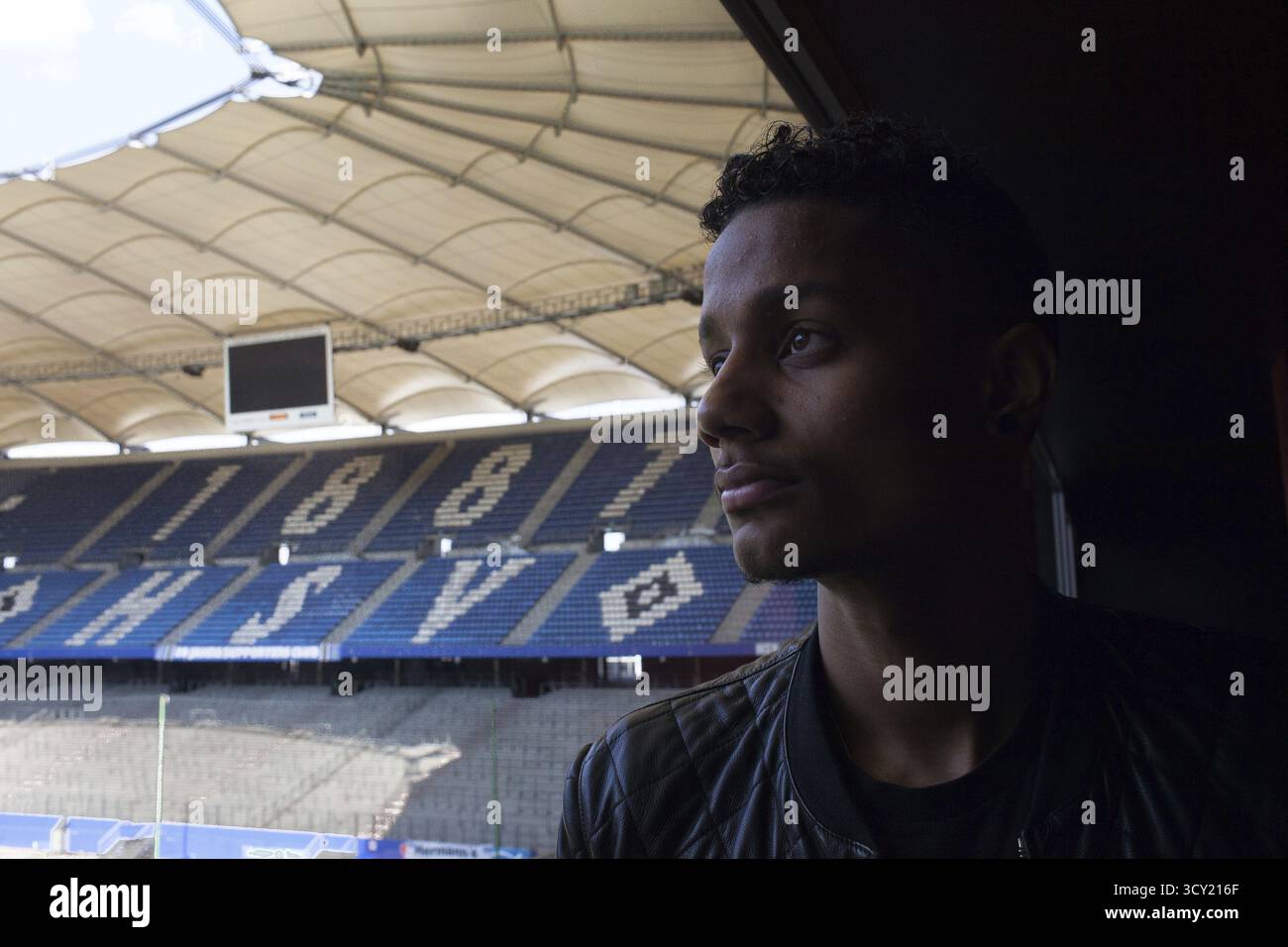 DEU Hamburg der britische Fußballspieler Michael Mancienne blickt in das HSV-Stadion, die Imtech Arena. Deutschland Hamburg britischer Fußballspieler Michael Mancie Stockfoto
