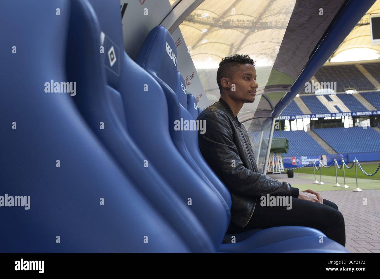 DEU Hamburg der britische Fußballspieler Michael Mancienne blickt in das HSV-Stadion, die Imtech Arena. Deutschland Hamburg britischer Fußballspieler Michael Mancie Stockfoto