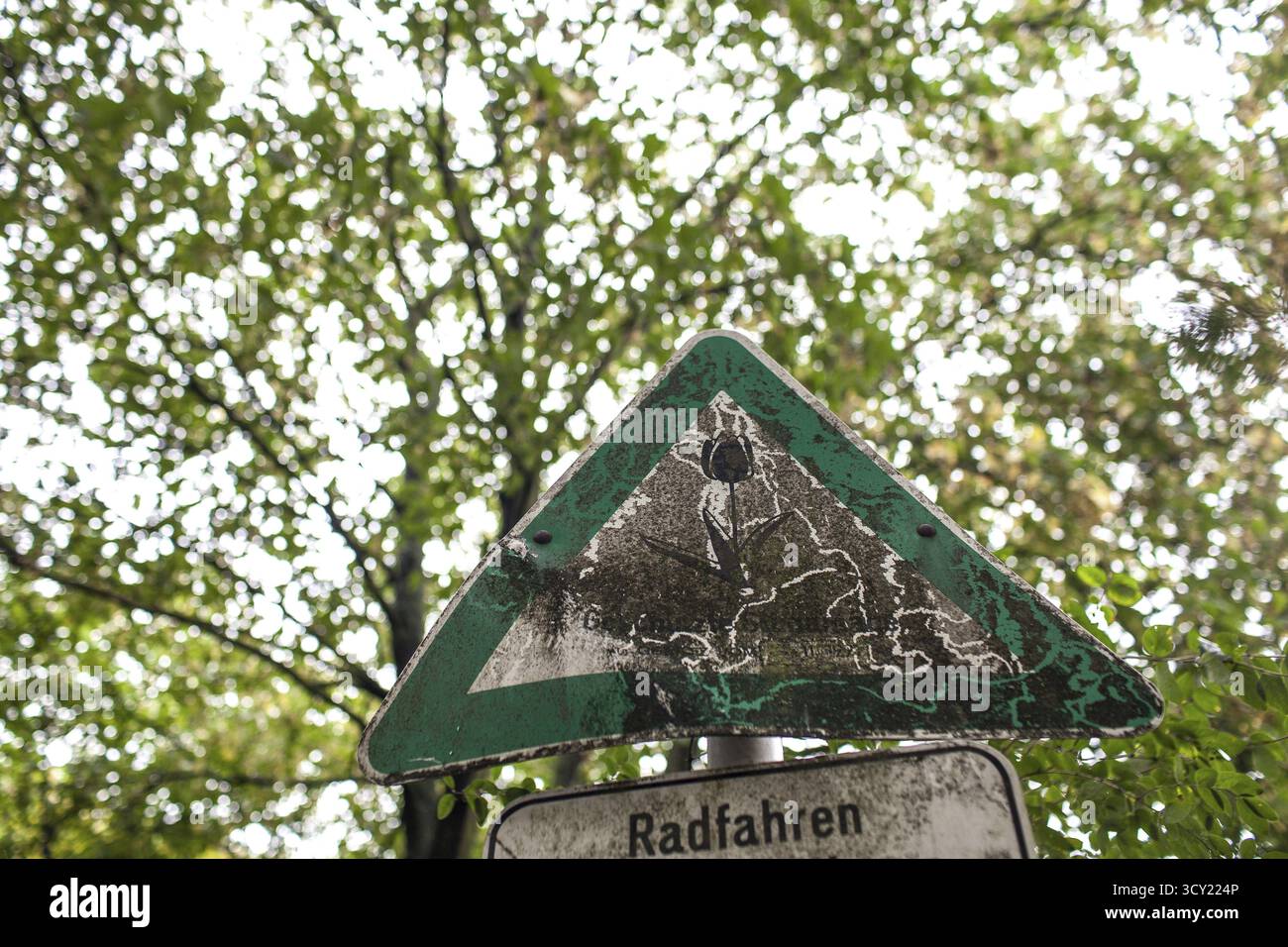 DEU Deutschland Berlin Ein schmutzbedecktes Naturschutzzeichen am Zoorand Stockfoto