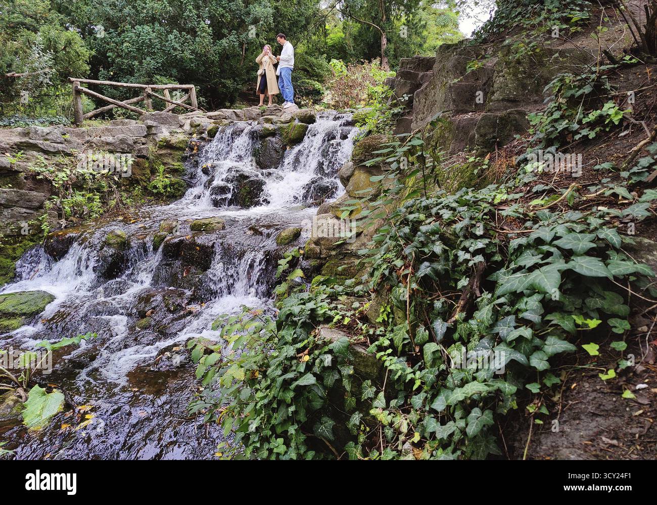 Künstlicher Wasserfall im Victoria Park, Kreuzberg, Berlin-Kreuzberg, Berlin, Deutschland Stockfoto