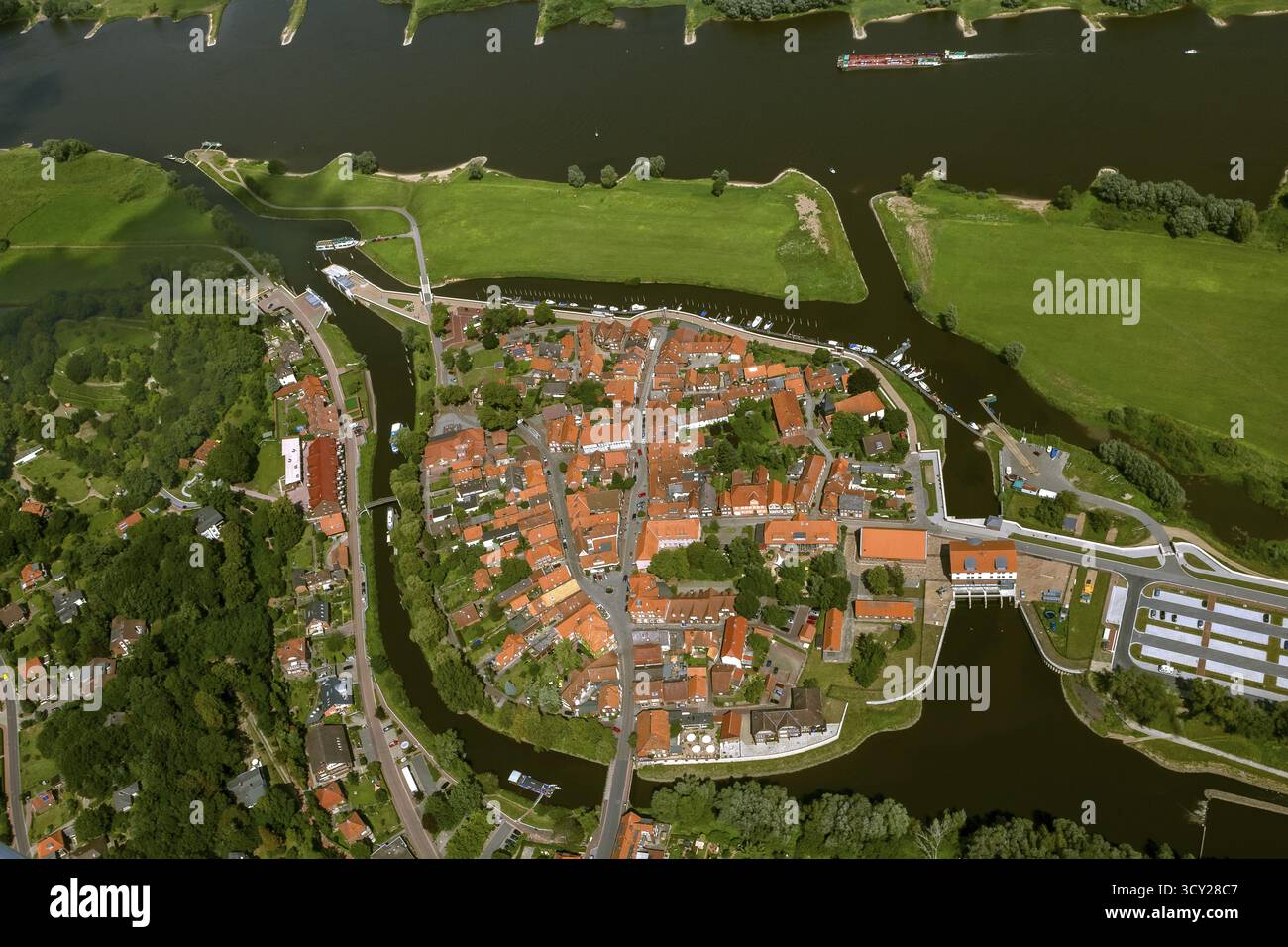 Altstadt von Hitzacker mit den Flüssen Jeetzel und Altjeetzel, Elbe, Elbufer, Hochwasserschutzbauten, Schleuse, Hitzacker (Elbe), Luechow-dann Stockfoto